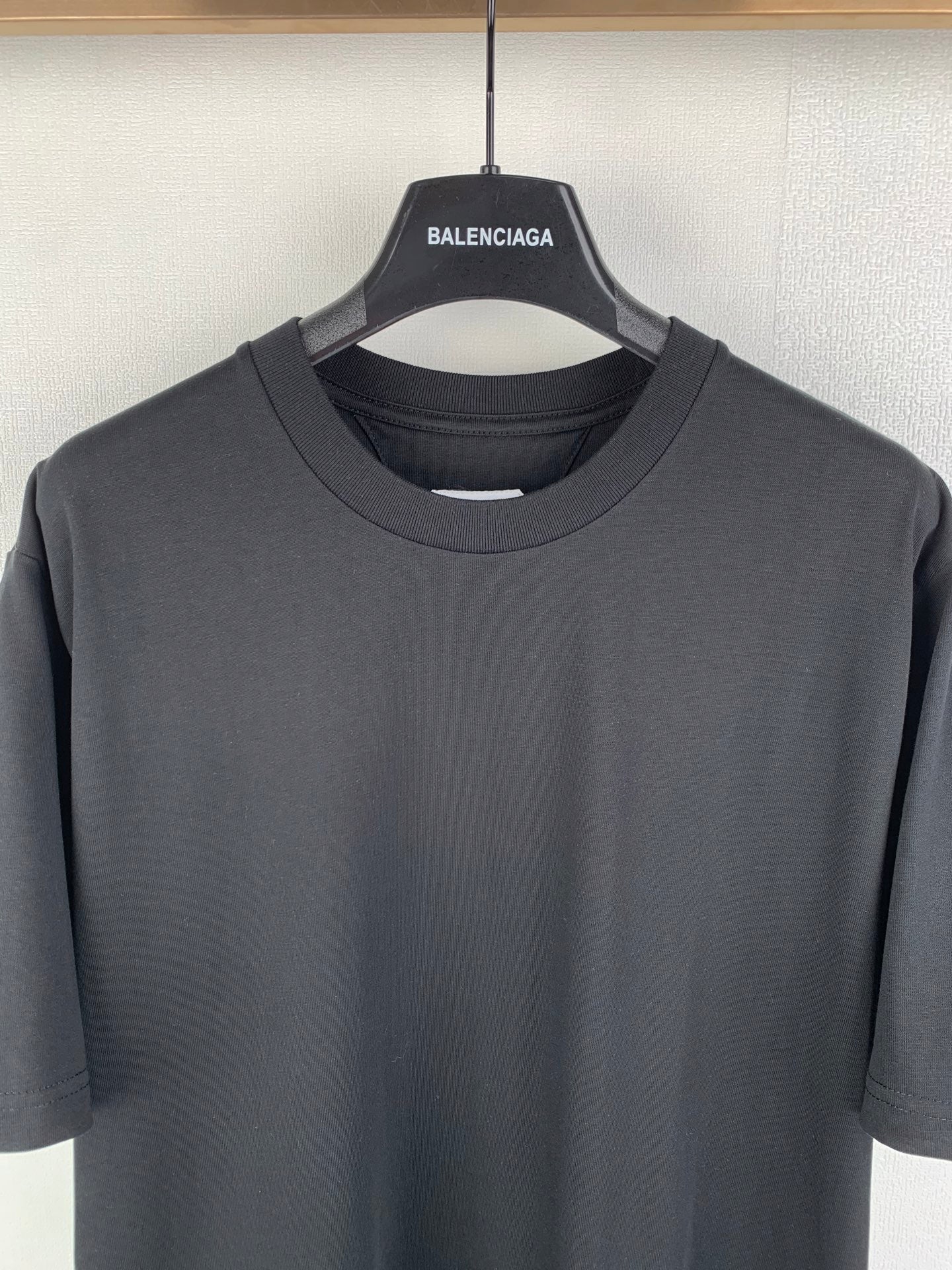 Dark crewneck T-shirt with short sleeves, smooth neckline and embroidered logo detail