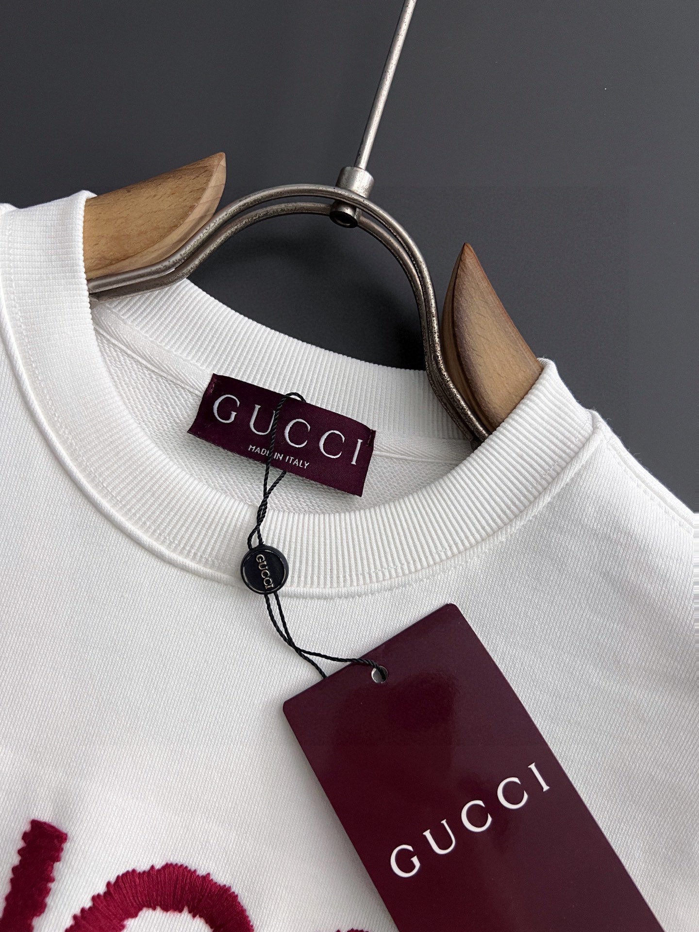 White Gucci sweatshirt with ribbed crew neck, Gucci label and maroon tag