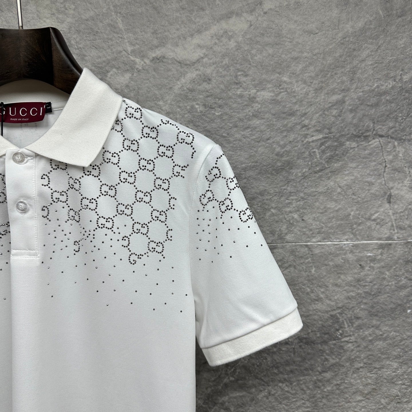 Gucci white polo shirt sleeve with GG logo print and button placket