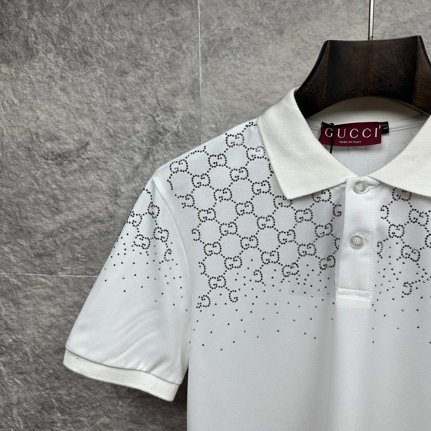 Gucci white polo shirt shoulder and collar with GG logo print
