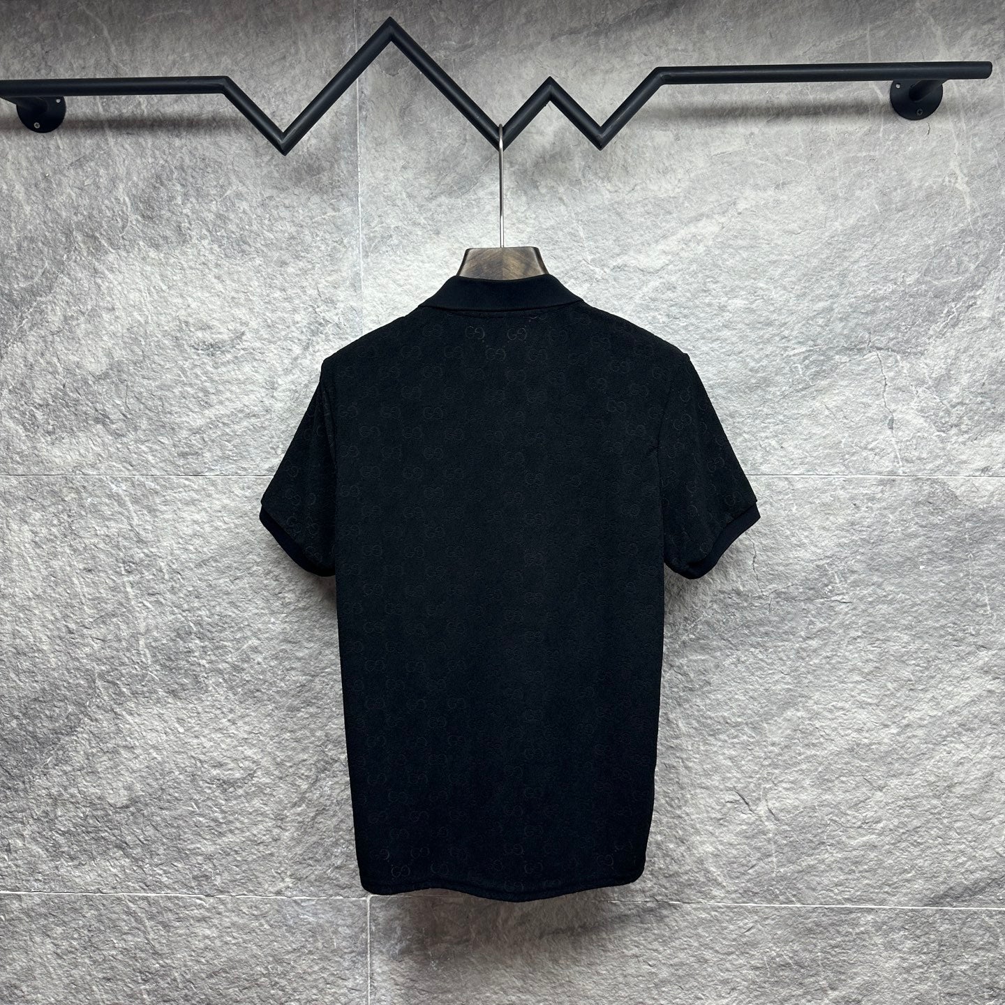 Black Gucci polo shirt, back view, short sleeves, GG monogram pattern.