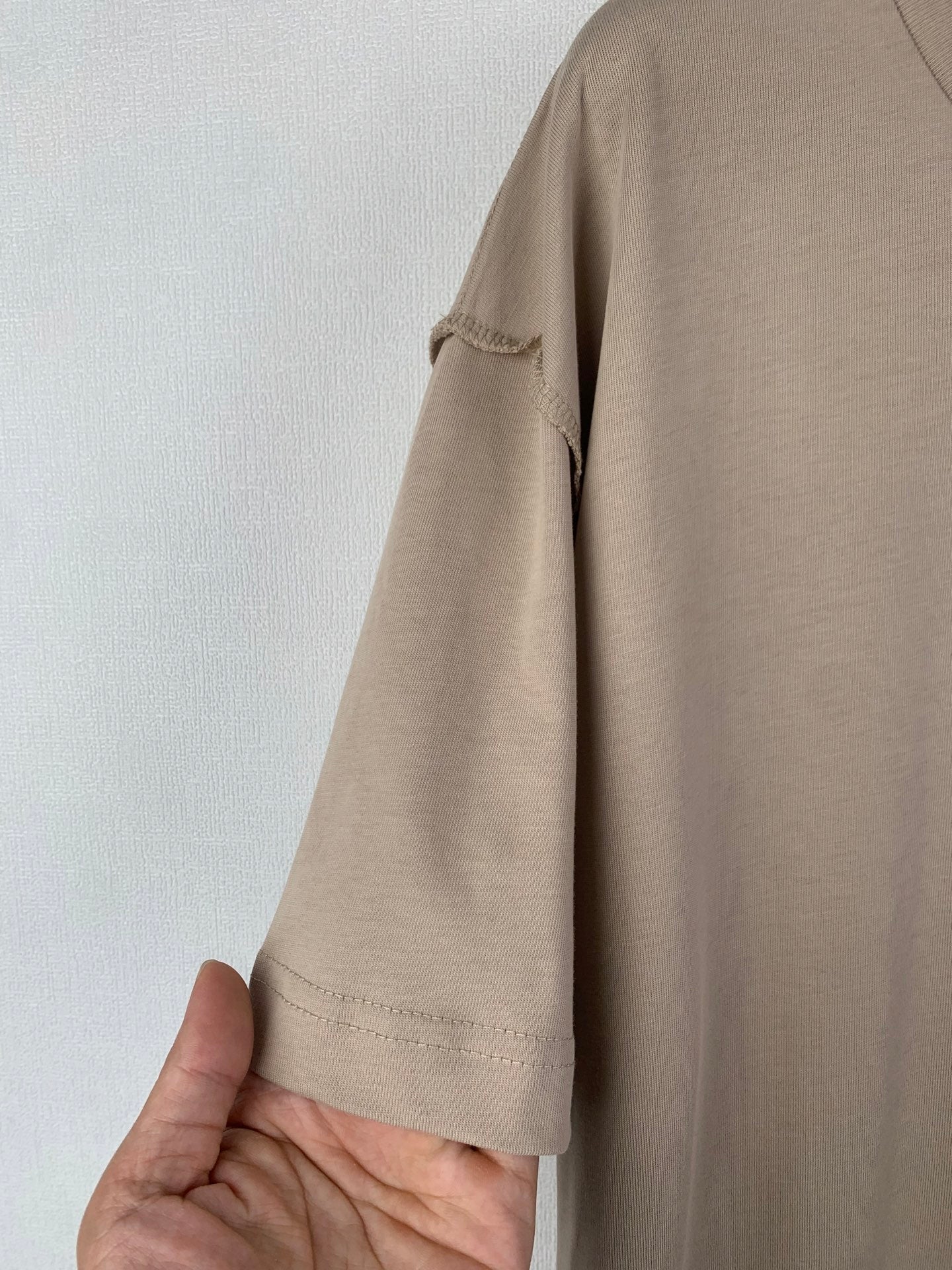 Louis Vuitton short-sleeve T-shirt sleeve and hem seam, beige