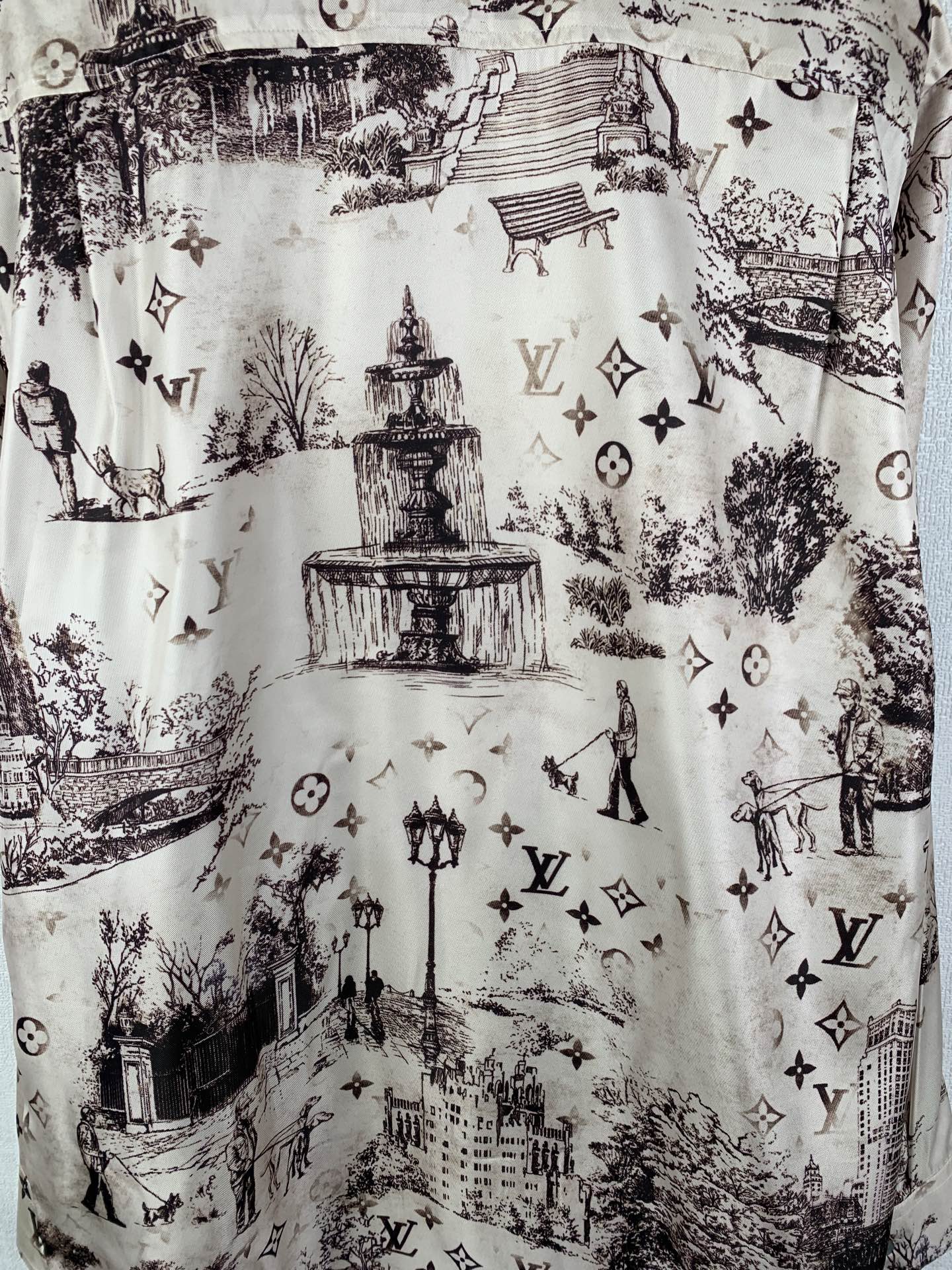 Long-sleeve shirt with white base and dark cityscape print