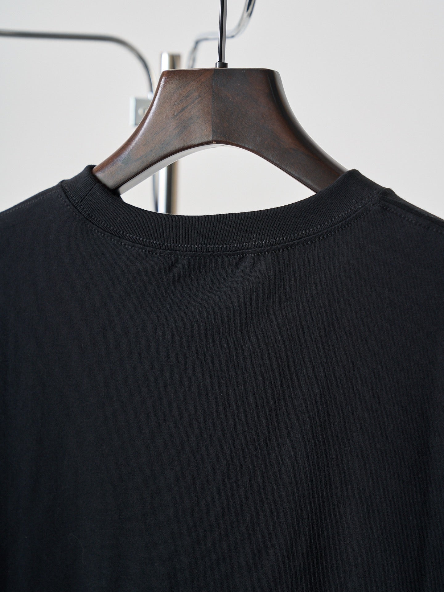 Dior short-sleeve T-shirt collar view, black plain back
