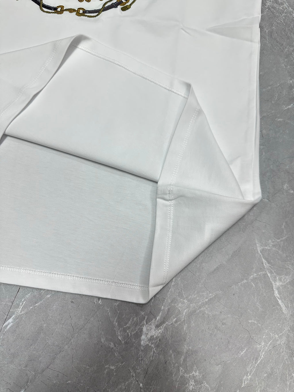 White short-sleeve T-shirt fold and hem seam detail