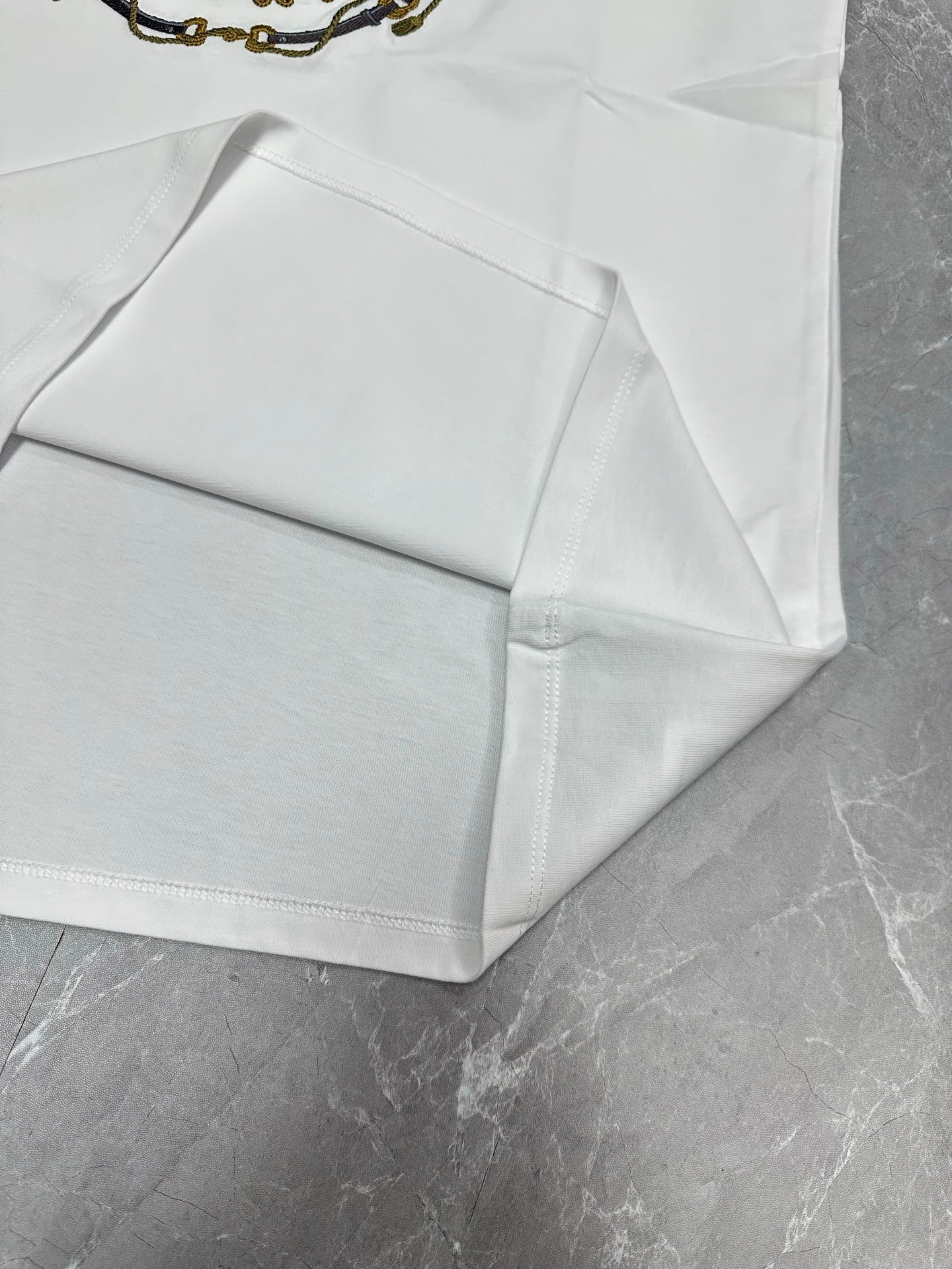 White short-sleeve T-shirt fold and hem seam detail