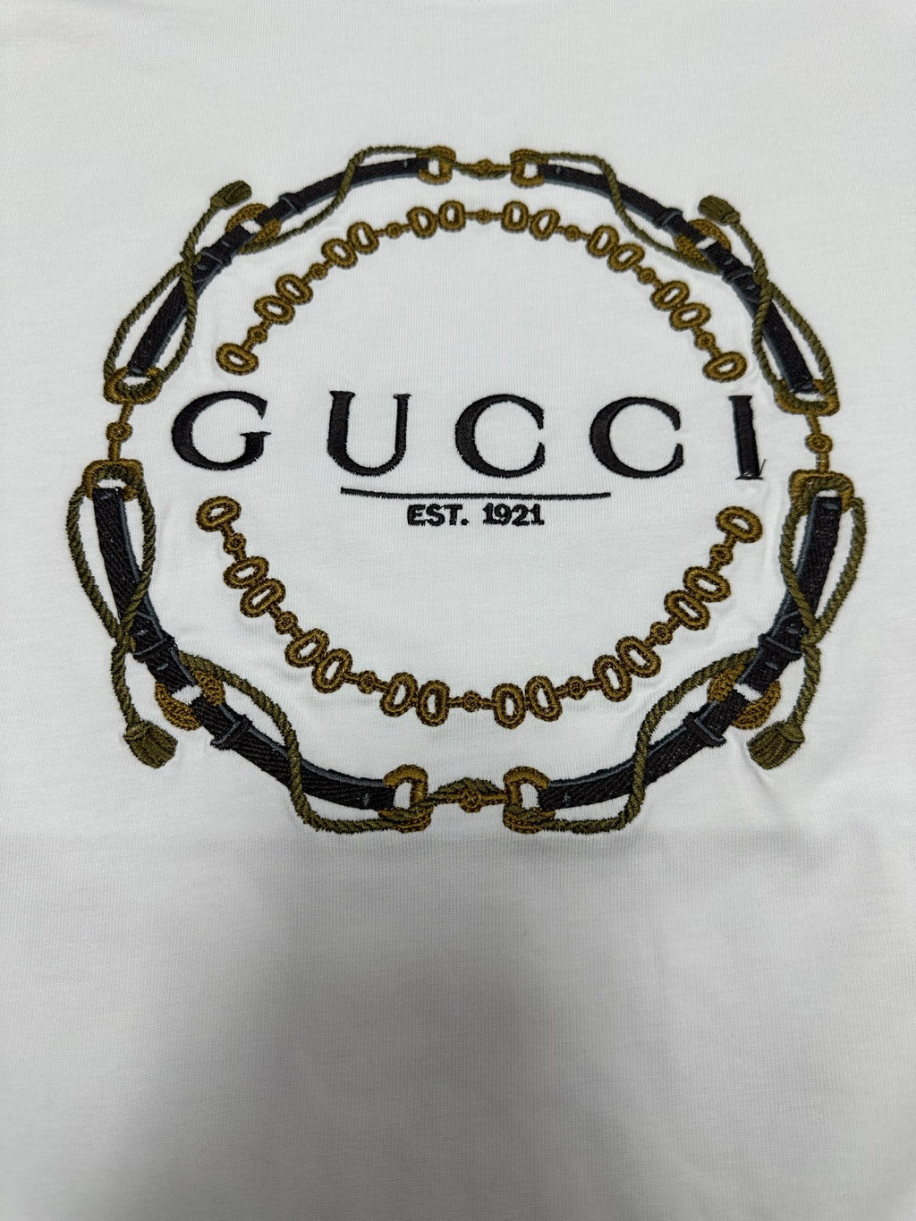 White short-sleeve T-shirt close-up of Gucci chain logo