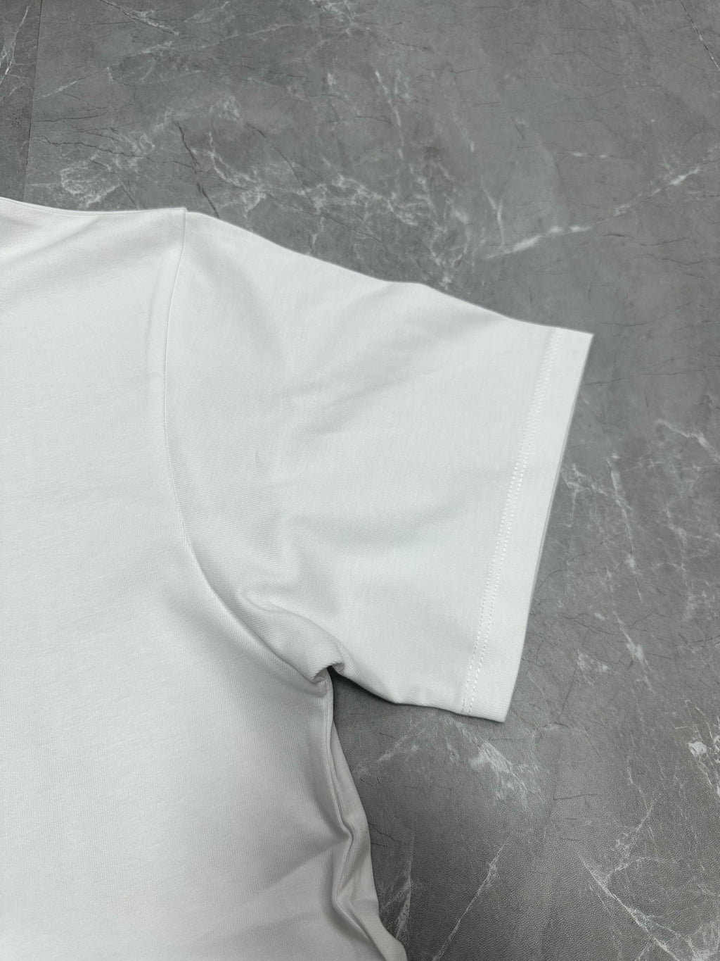 White short-sleeve T-shirt sleeve and side hem