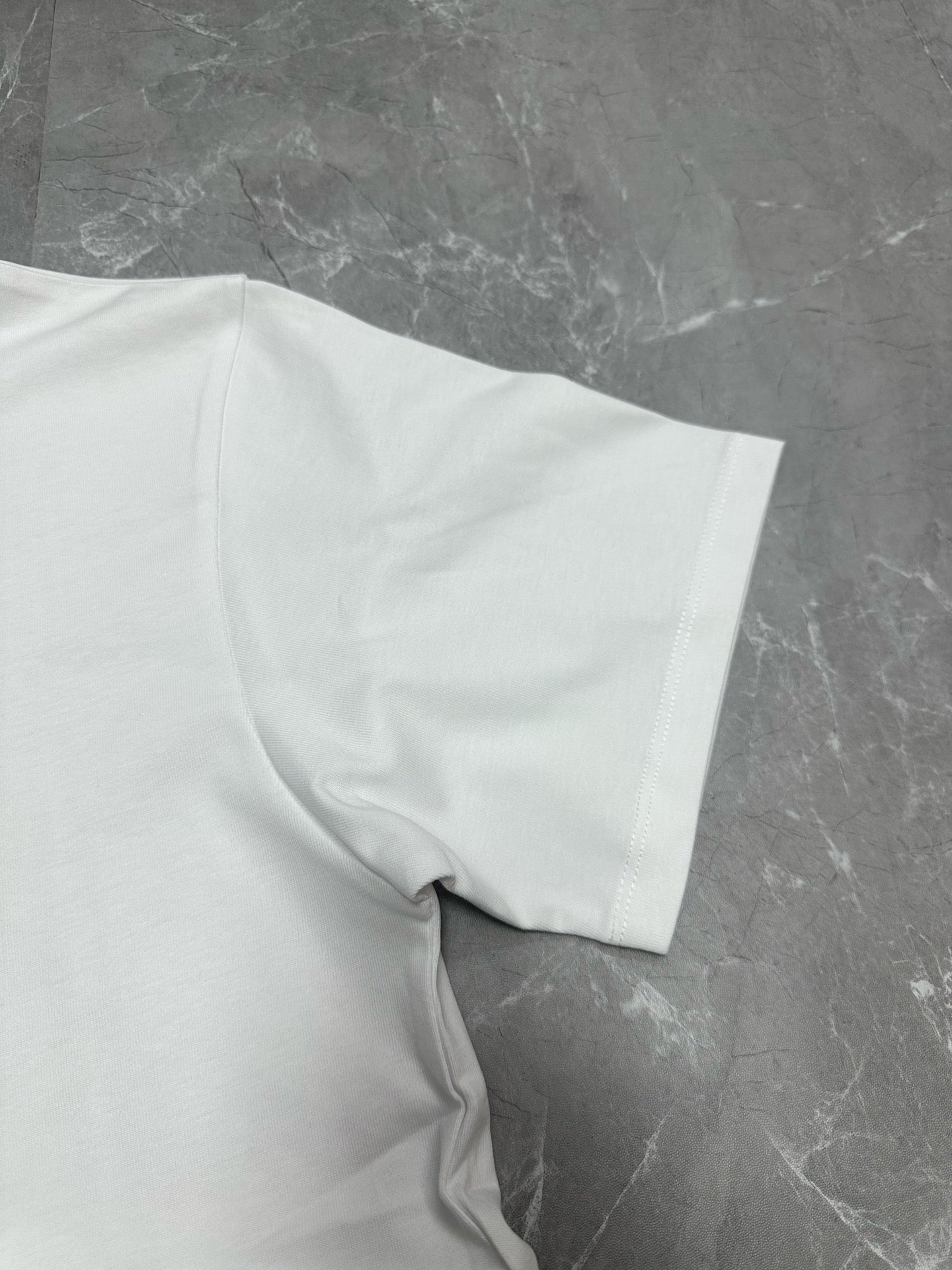 White short-sleeve T-shirt sleeve and side hem
