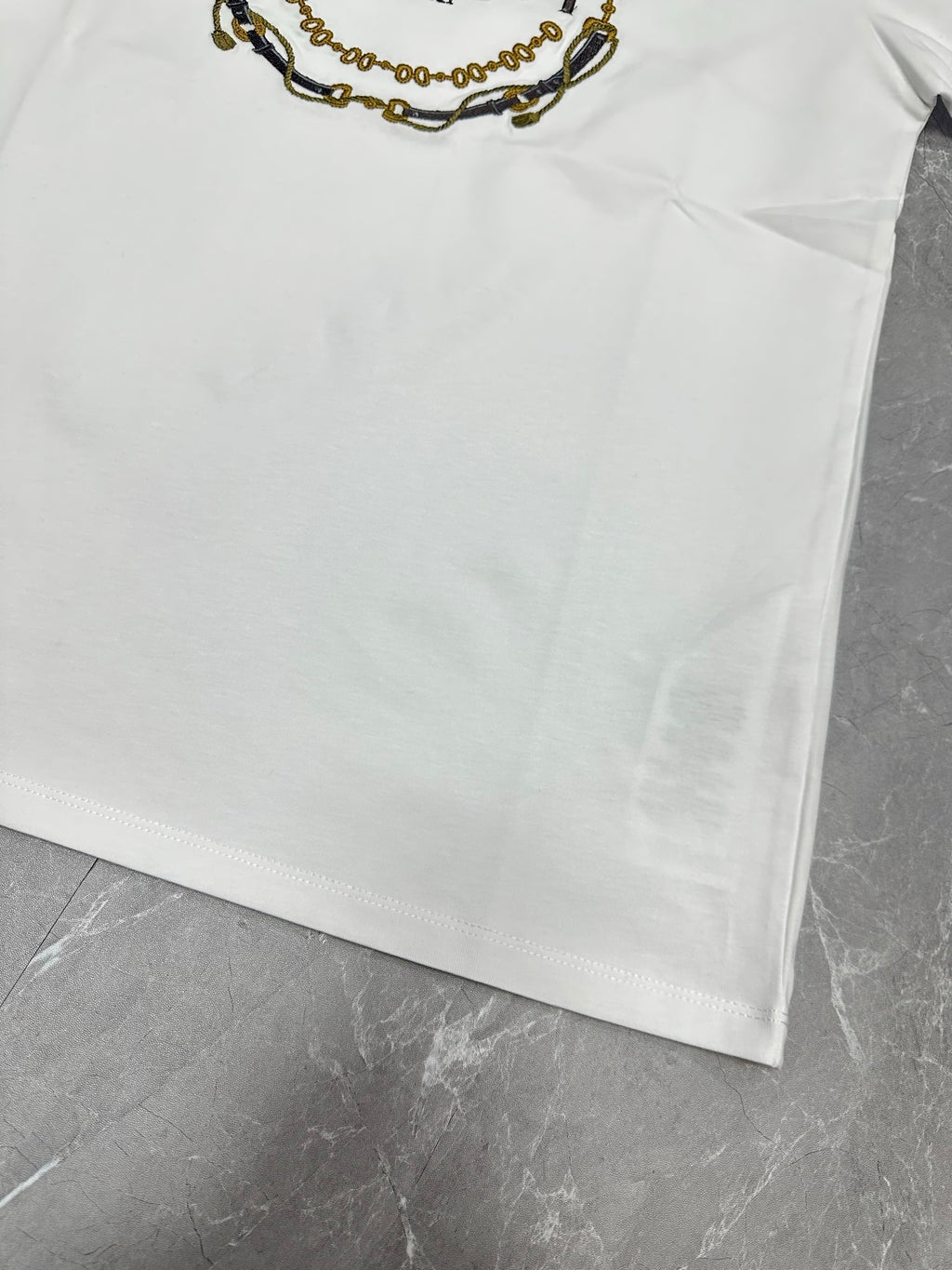 White short-sleeve T-shirt bottom hem and stitching