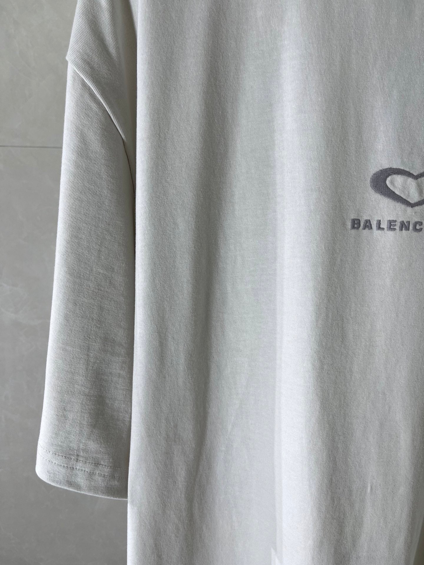 Balenciaga short-sleeve T-shirt with partial sleeve logo print on light fabric