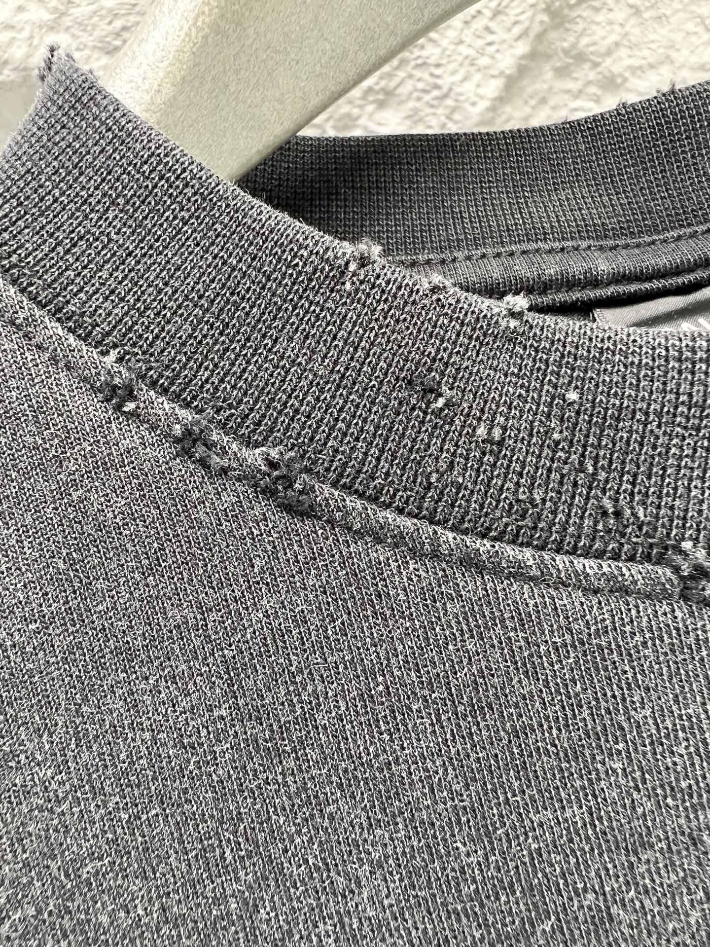 Dark heather knit T-shirt collar with stitched crew neckline