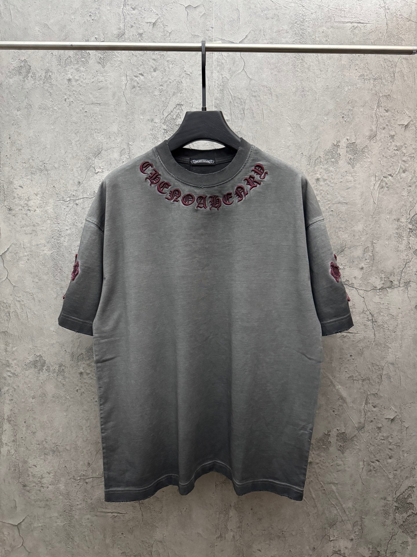Gray short-sleeve T-shirt with burgundy cross graphic patch on chest