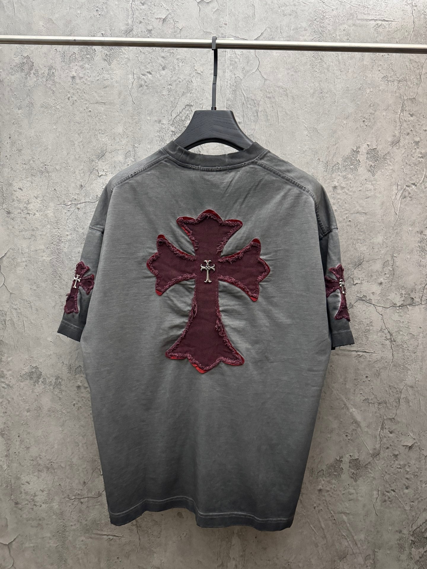 Gray short-sleeve T-shirt with burgundy cross graphic patch on back