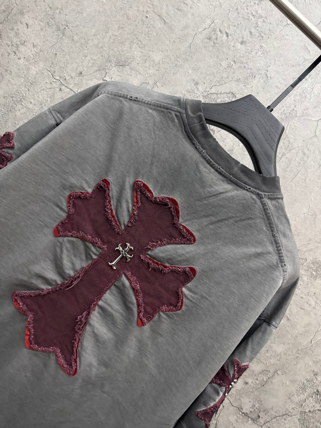 Gray short-sleeve T-shirt with burgundy cross patch on sleeve