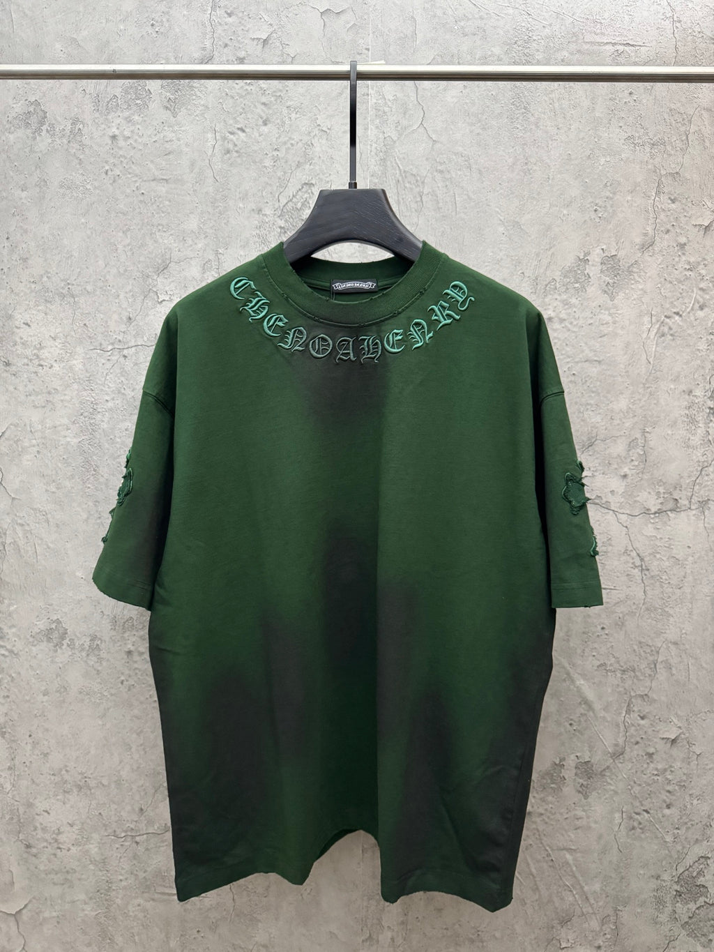Green short-sleeve T-shirt with arched embroidered graphic on chest