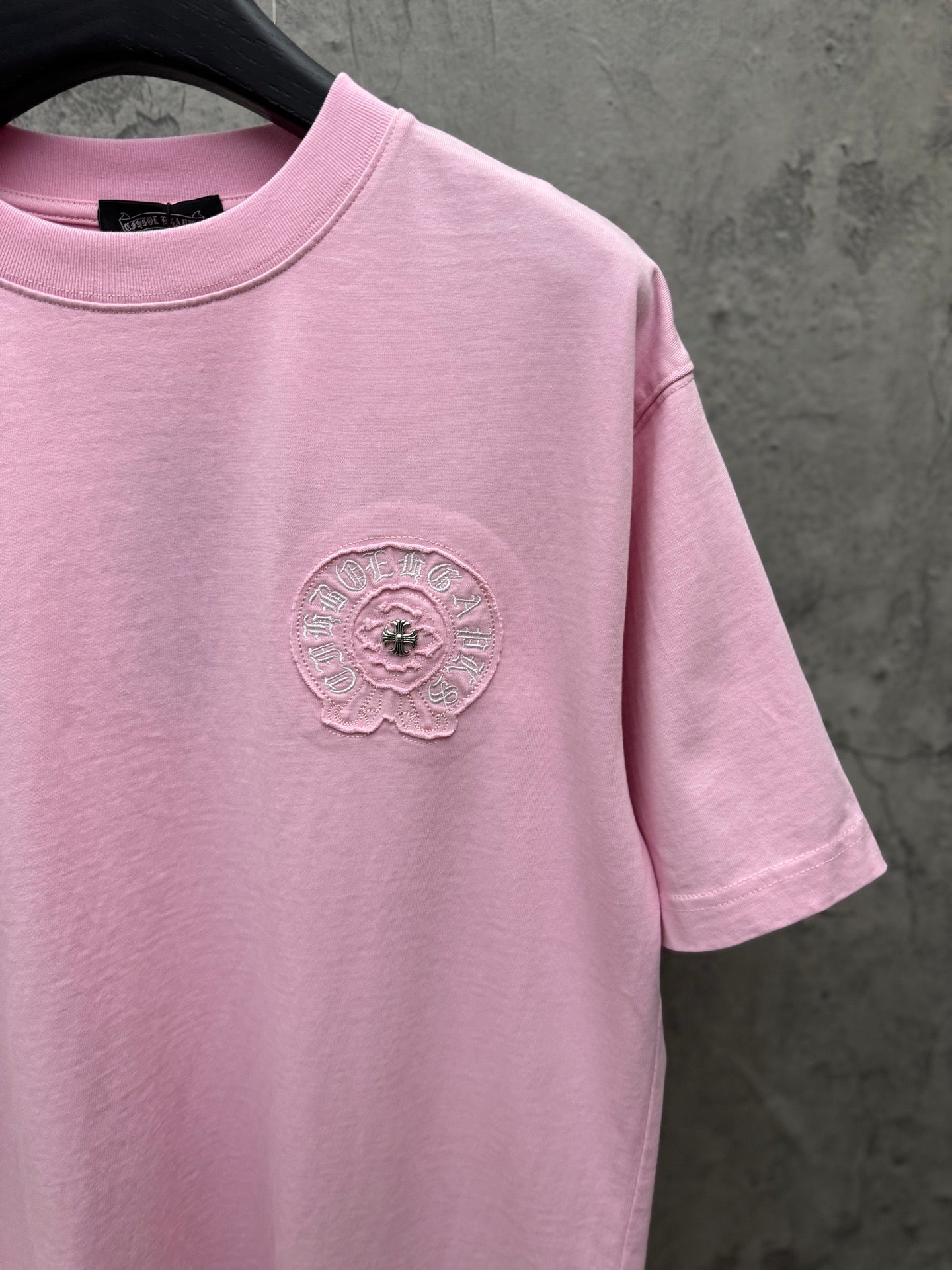 Pink short-sleeve T-shirt with chest embroidered emblem, crew neck