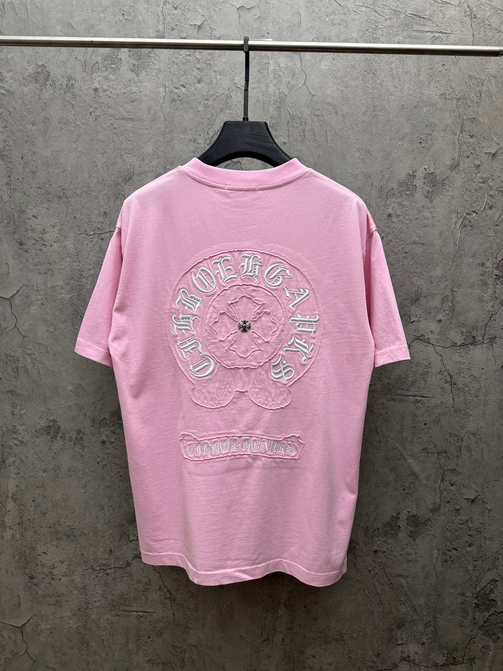 Pink short-sleeve T-shirt with large back circular embroidered graphic