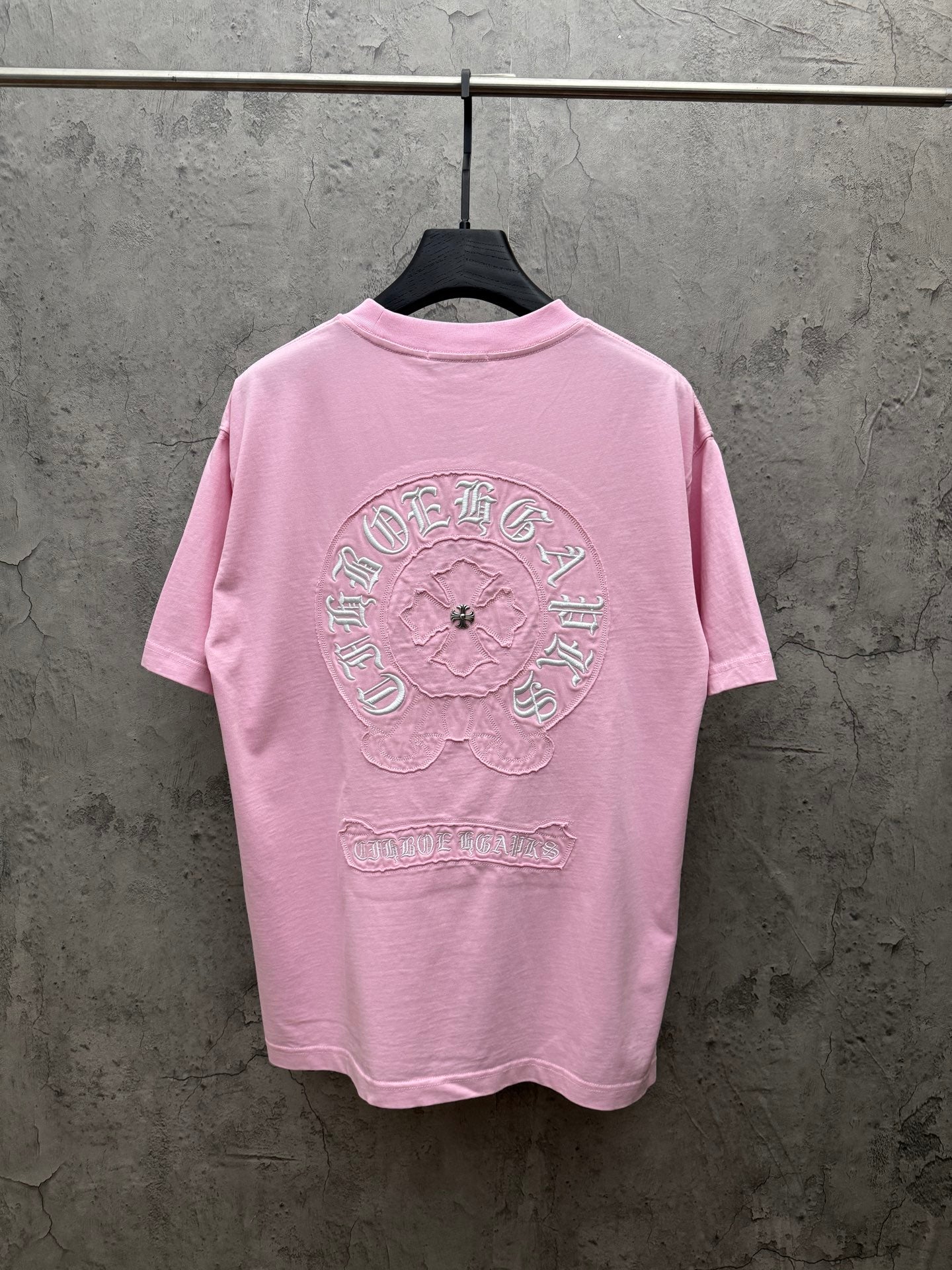 Pink short-sleeve T-shirt with large back circular embroidered graphic