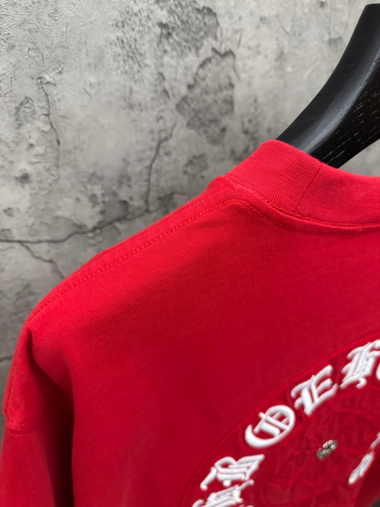 Red short-sleeve T-shirt collar with arched logo embroidery on back