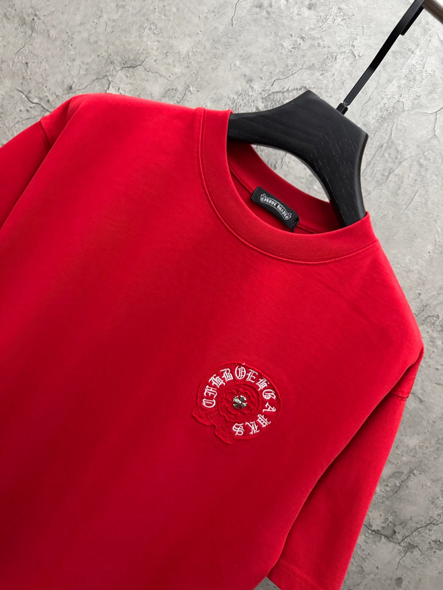 Red crewneck T-shirt with round chest embroidery logo