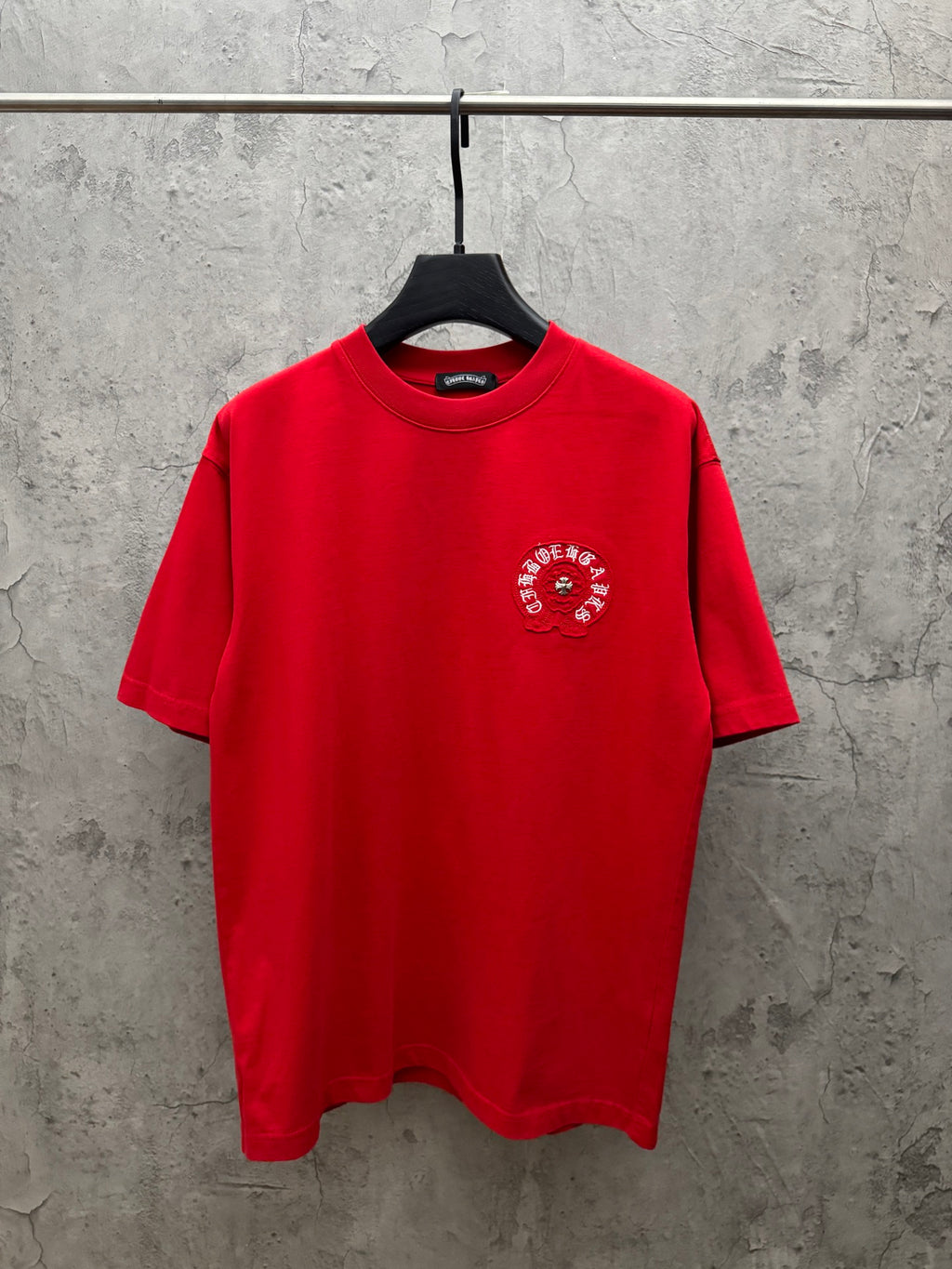 Red short-sleeve T-shirt with small chest logo embroidery