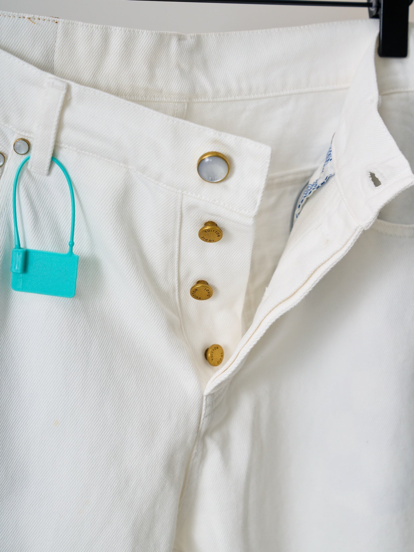 Louis Vuitton white jeans front pockets with gold-toned buttons and tag