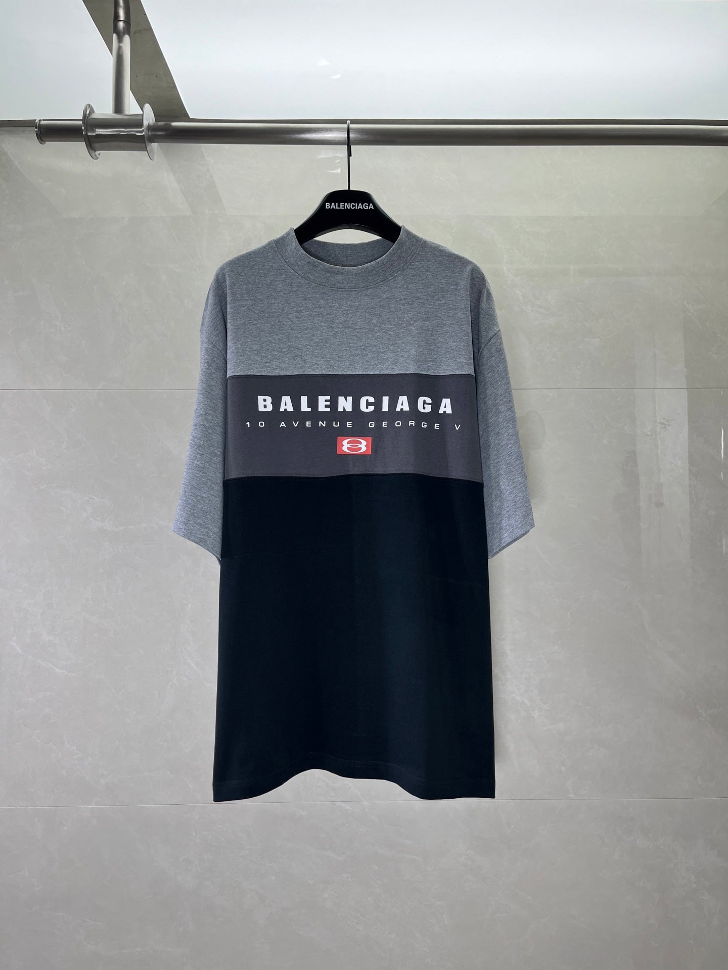 Two-tone short-sleeve T-shirt, gray top and black bottom with BALENCIAGA logo