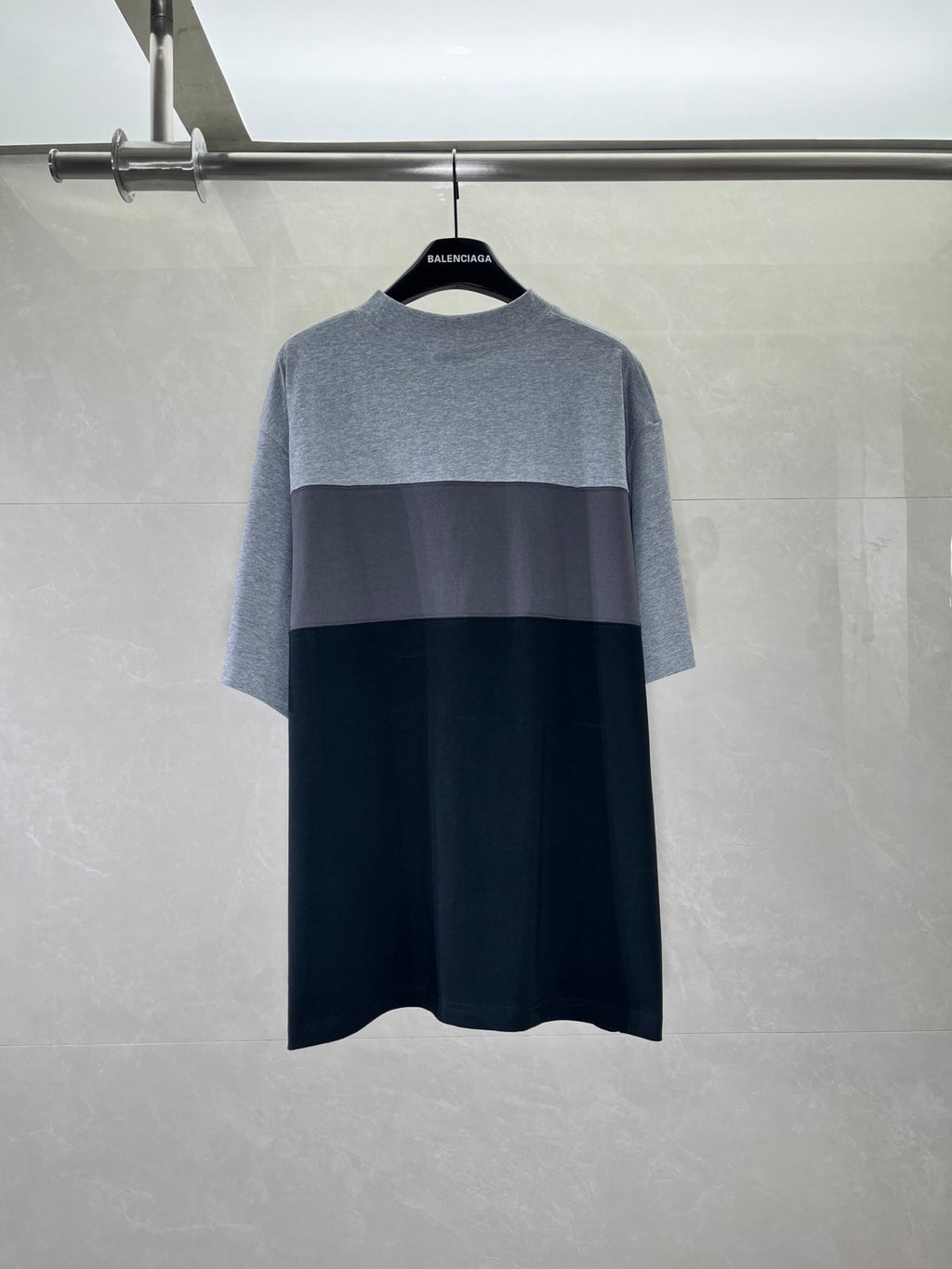 Two-tone short-sleeve T-shirt, back view in gray upper and black lower
