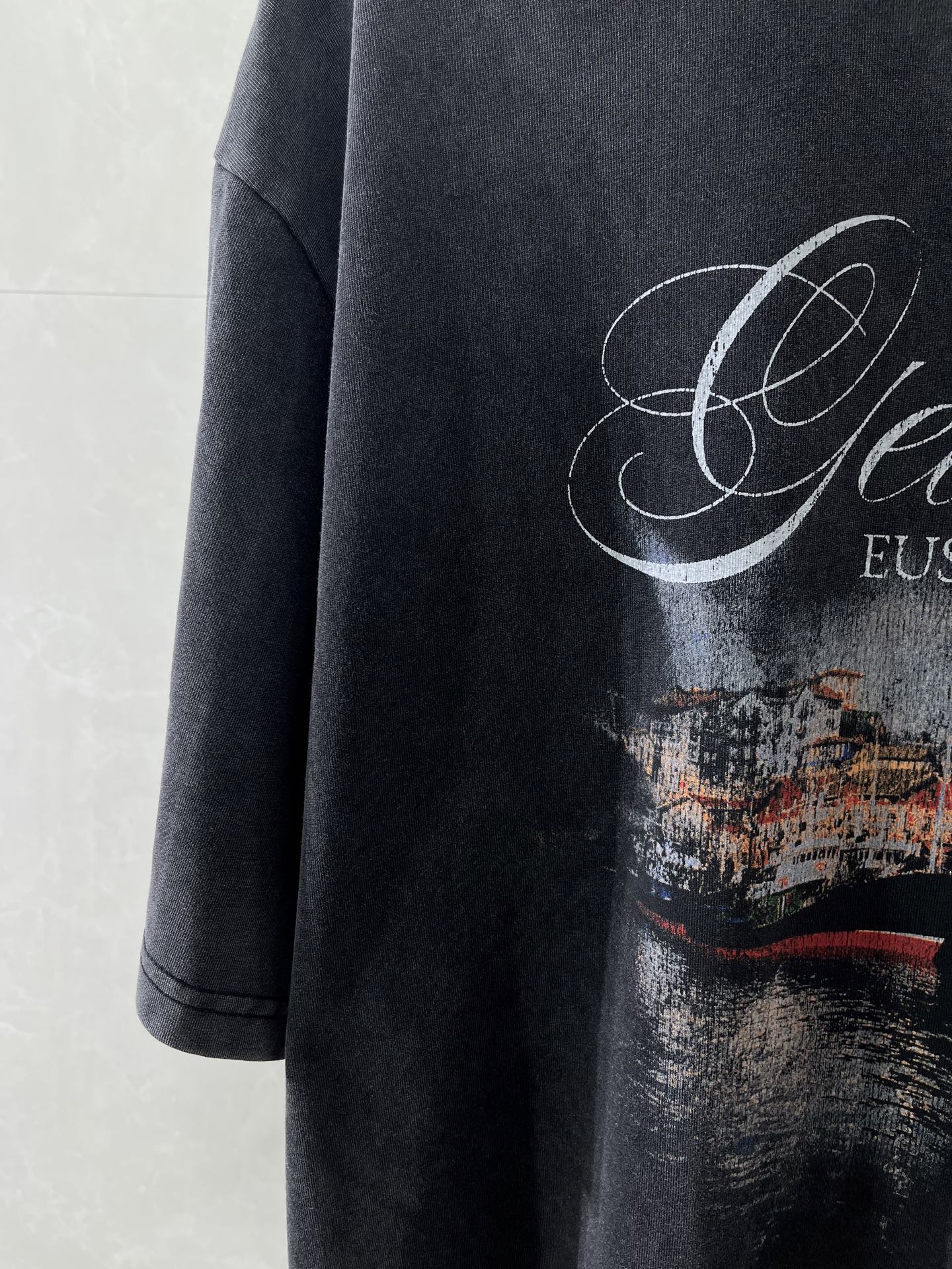 Navy T-shirt with Getaria EUSKADI graphic and cityscape print detail.