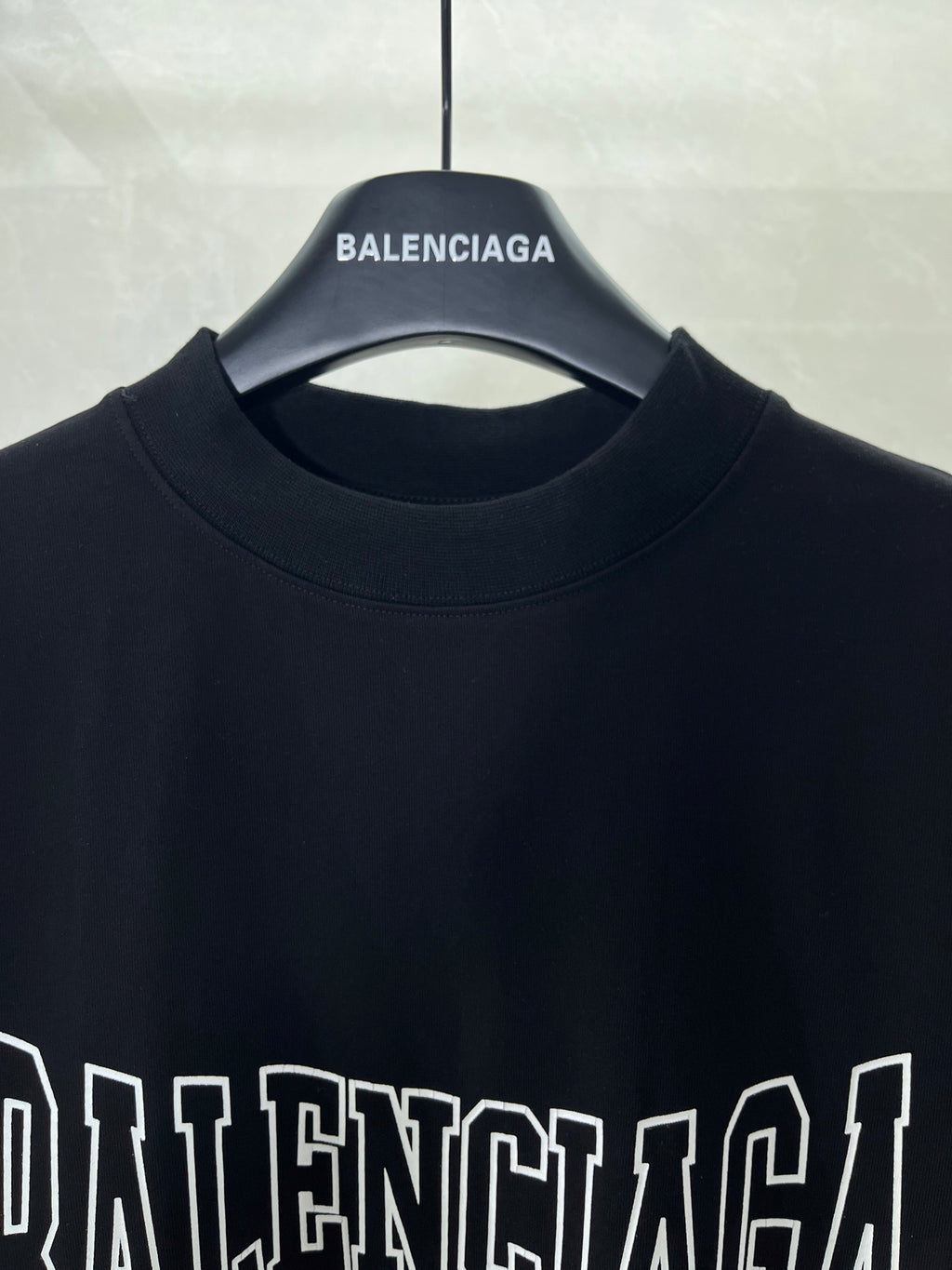 Navy crewneck T-shirt collar with Balenciaga graphic wordmark