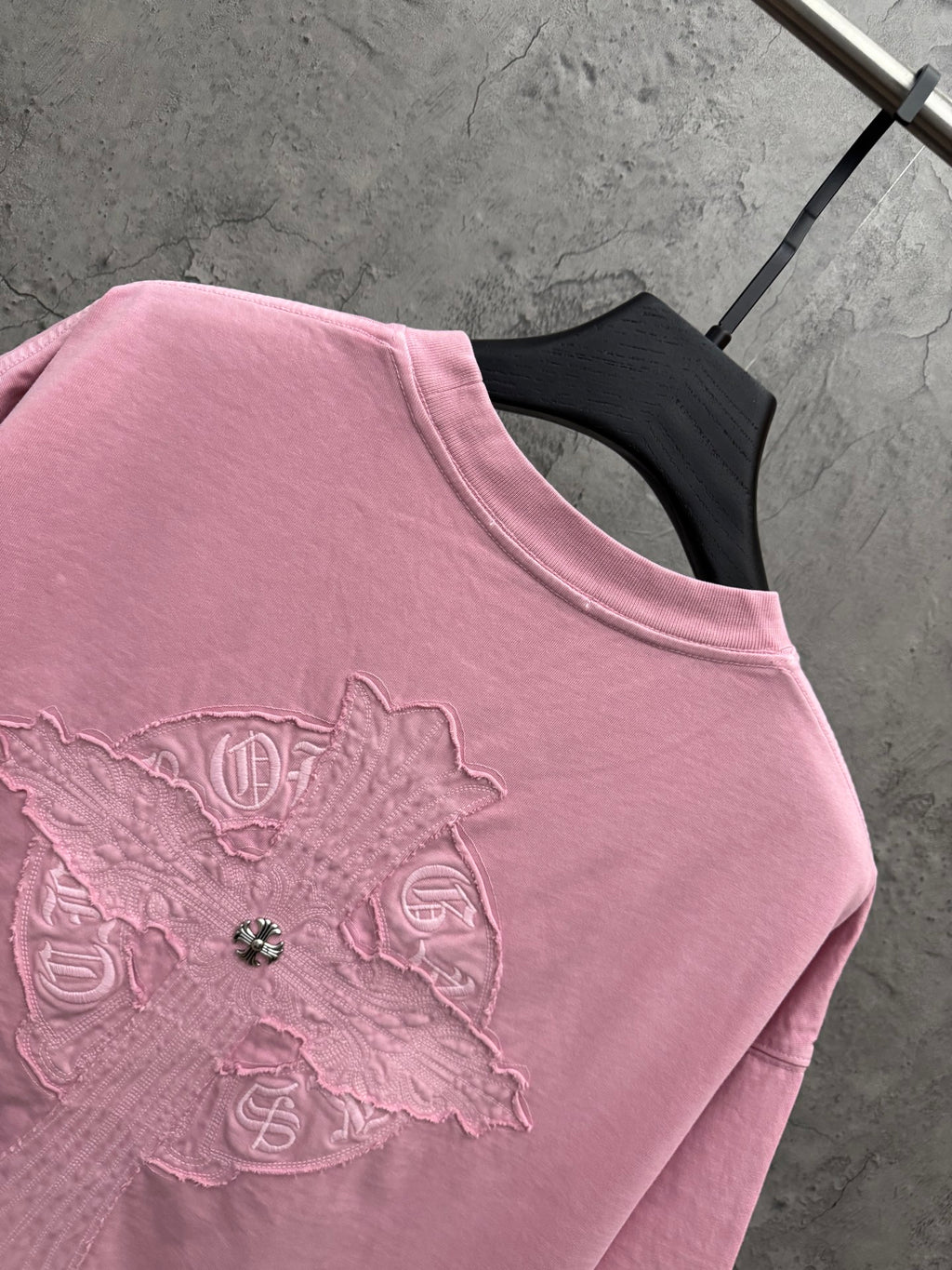 Pink short-sleeve T-shirt with cross-like back embroidery detail