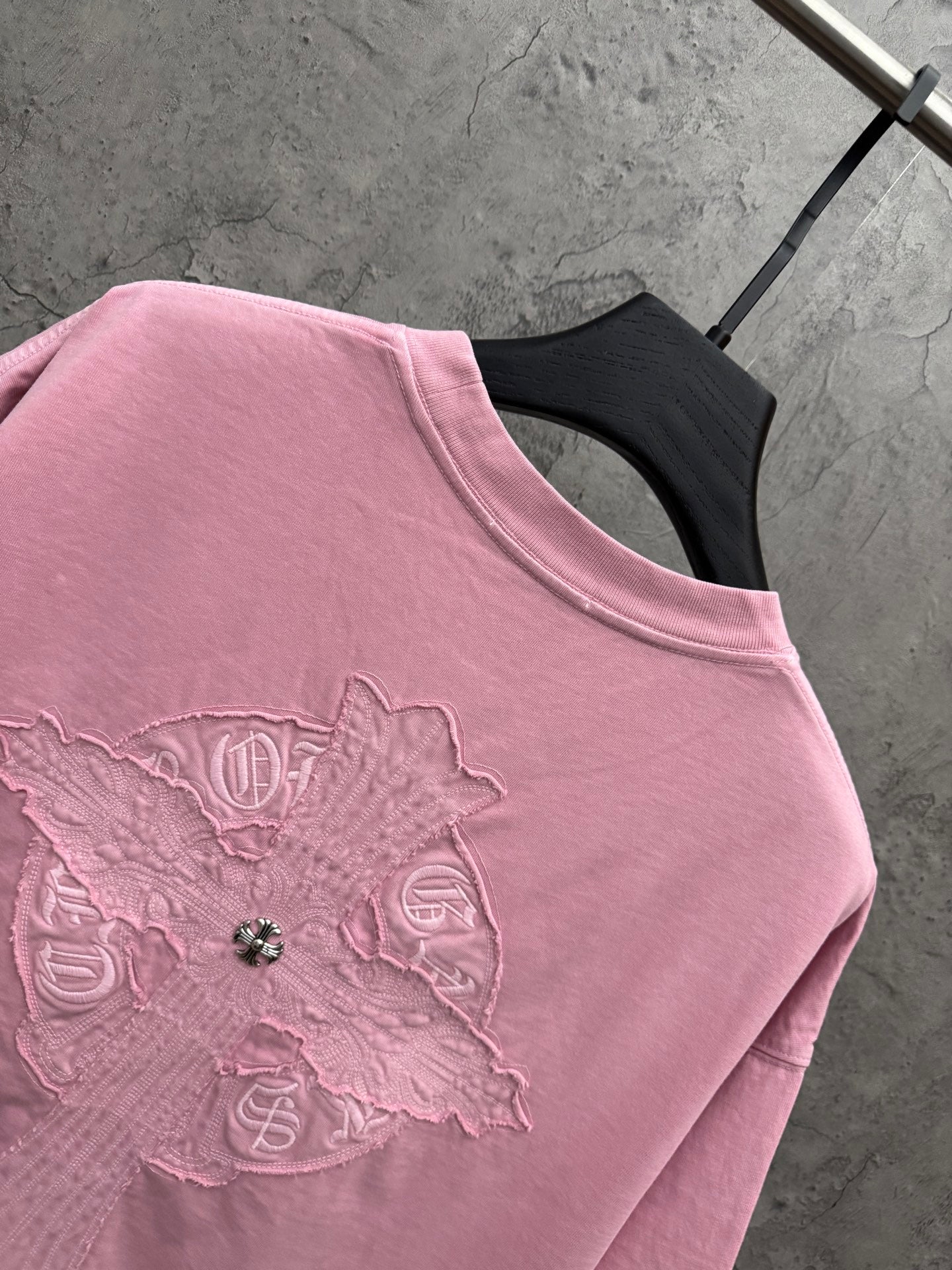 Pink short-sleeve T-shirt with cross-like back embroidery detail