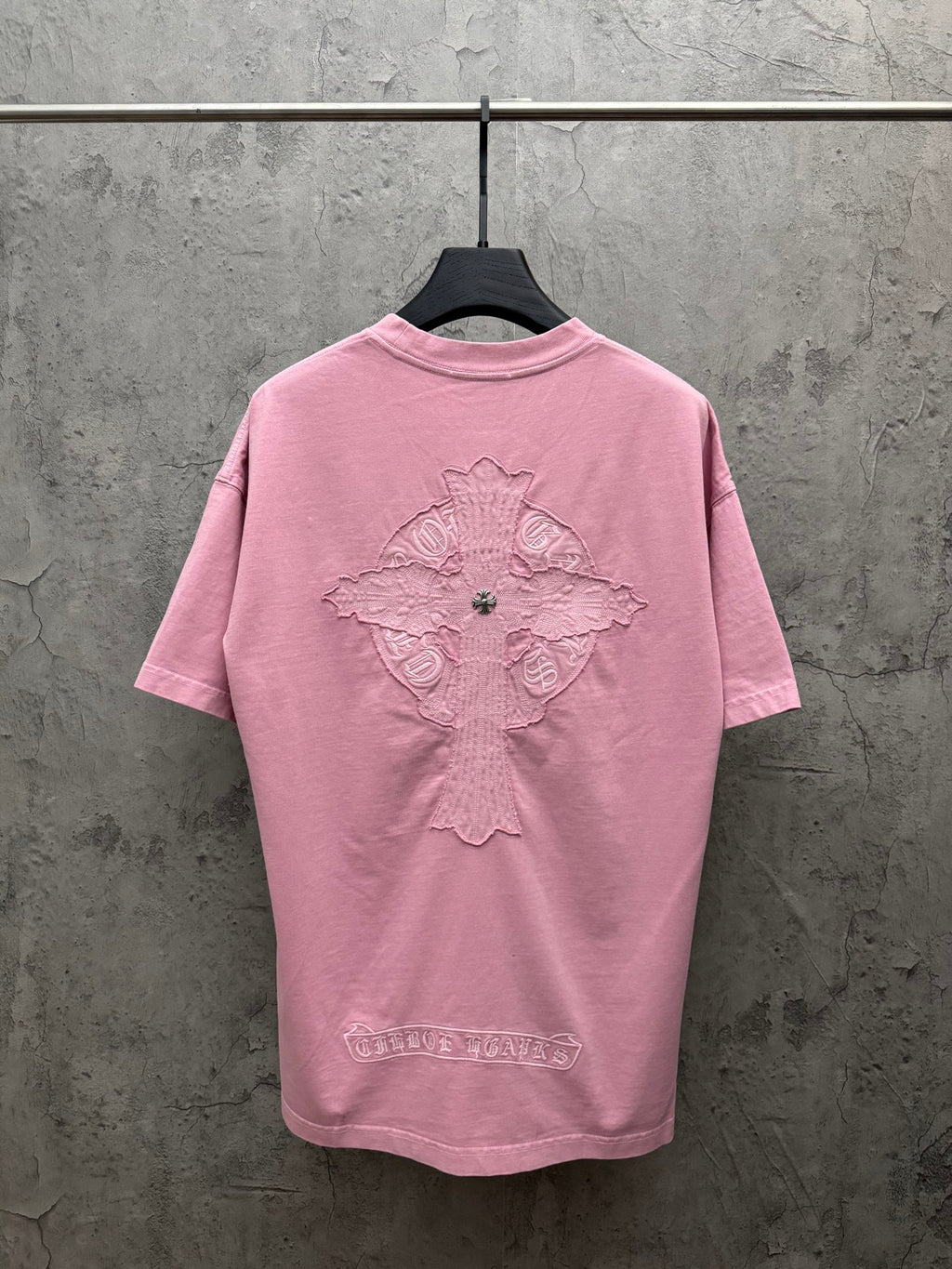 Pink short-sleeve T-shirt with large back graphic embroidery
