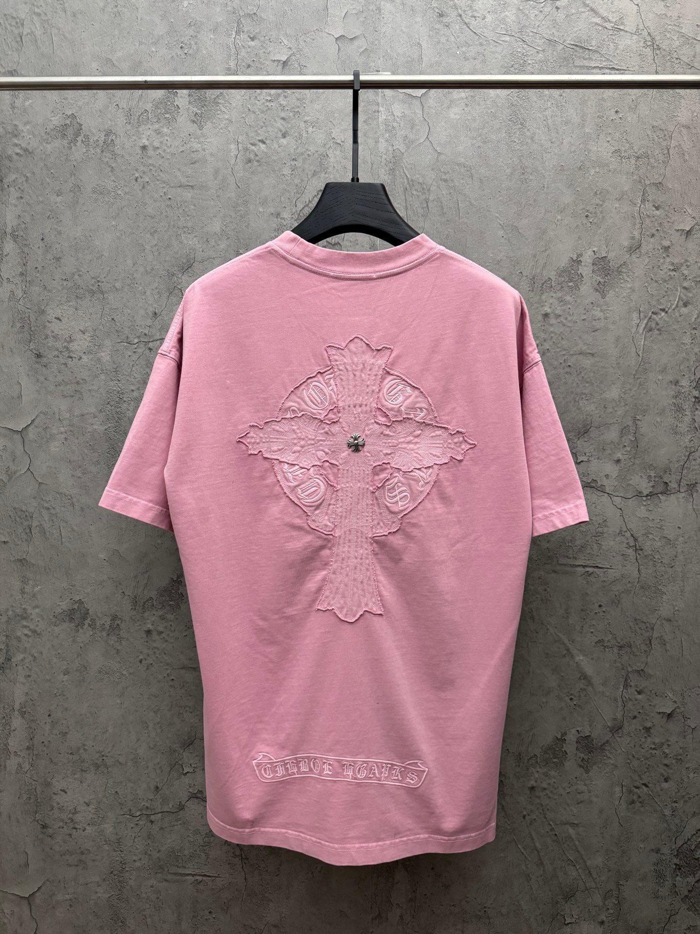 Pink short-sleeve T-shirt with large back graphic embroidery
