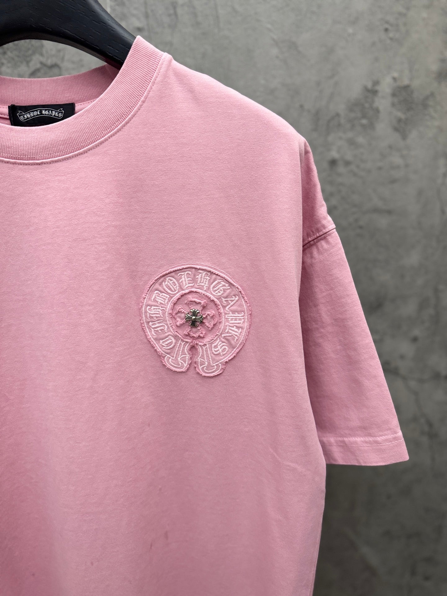 Pink short-sleeve T-shirt with circular chest logo embroidery