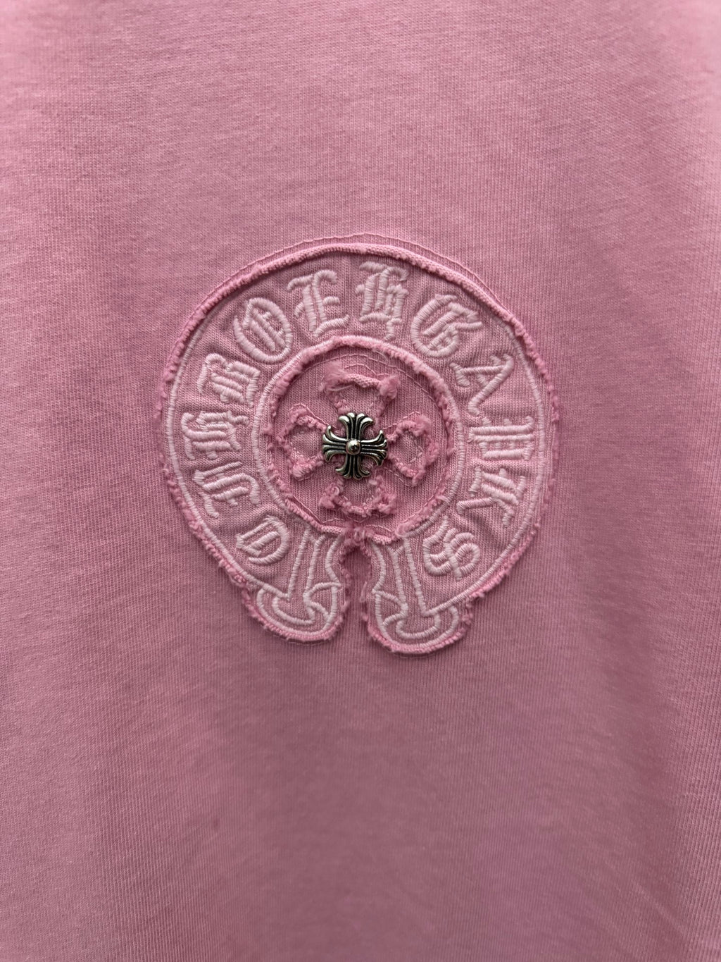 Pink T-shirt with close-up round embroidered crest on chest