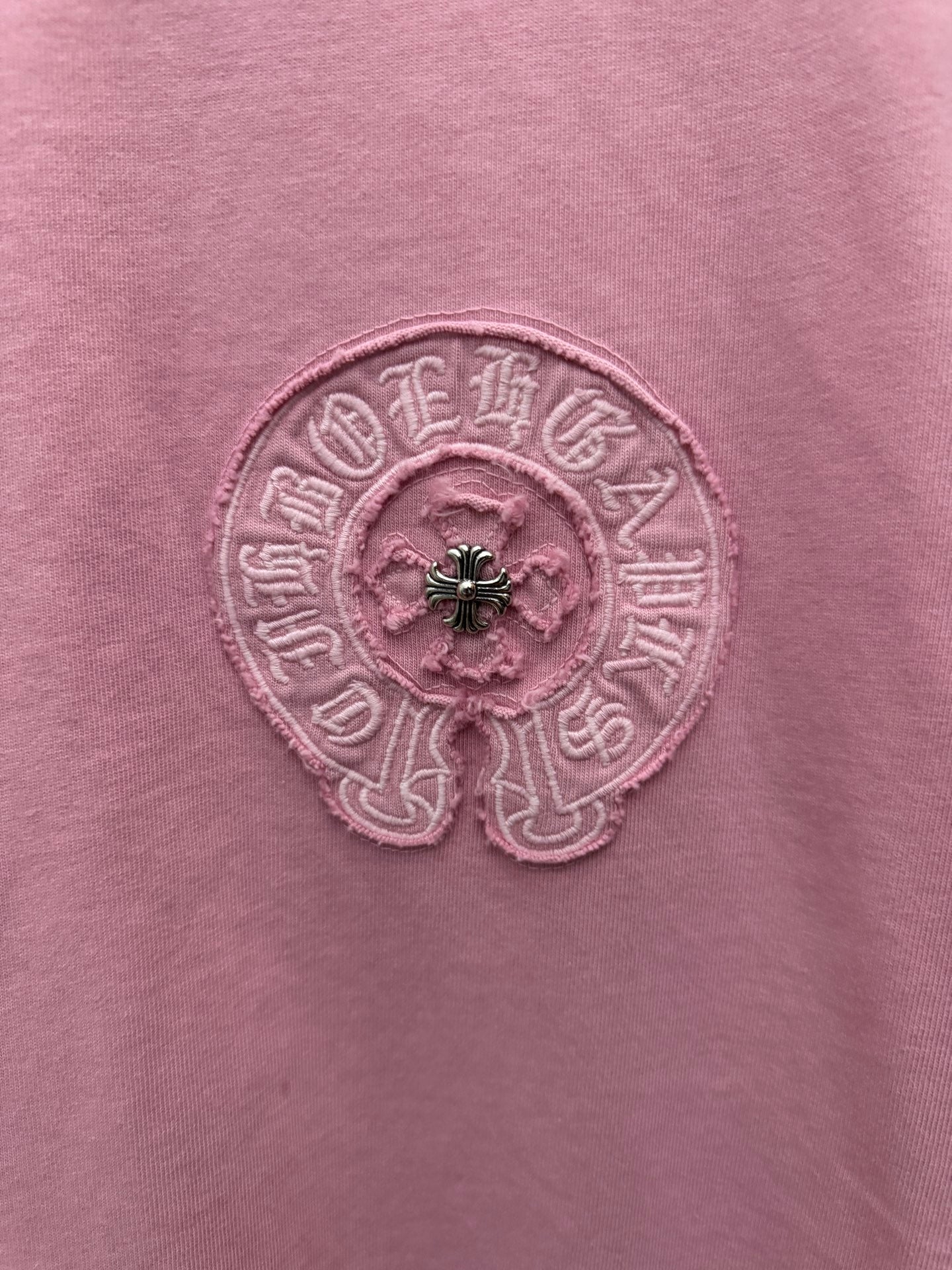 Pink T-shirt with close-up round embroidered crest on chest