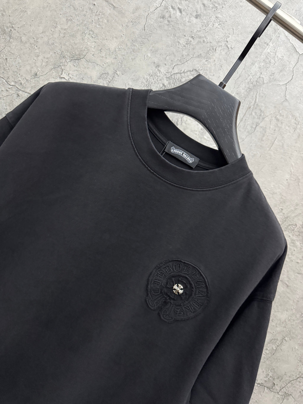Dark short-sleeve crewneck T-shirt with logo patch and ribbed collar