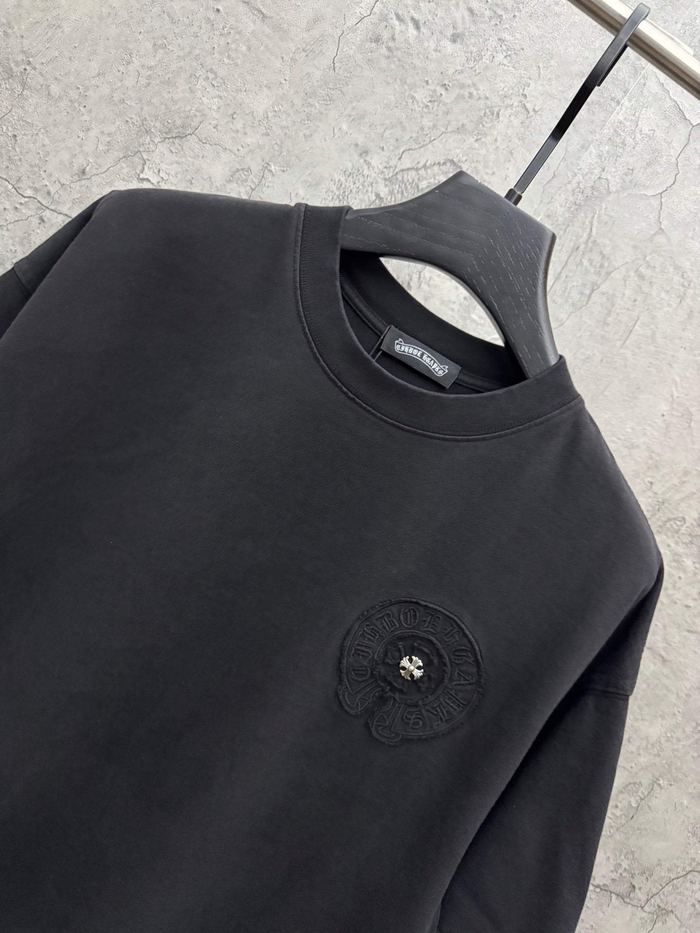 Dark short-sleeve crewneck T-shirt with logo patch and ribbed collar