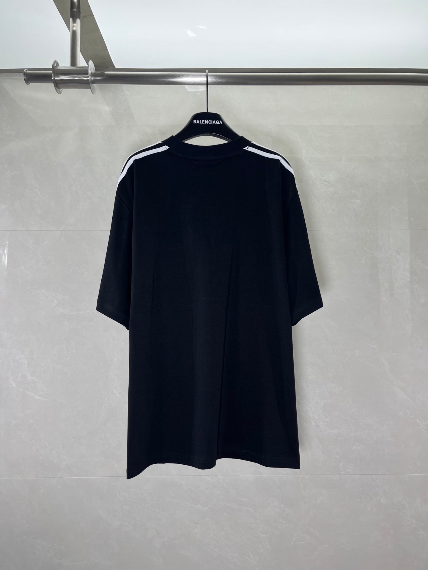 Short-sleeve T-shirt in dark navy/black with white logo stripe detail on sleeves
