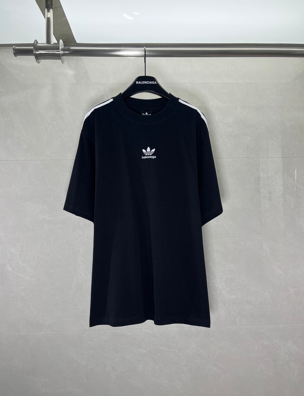 Short-sleeve T-shirt in dark navy/black with white logo and three stripe accents