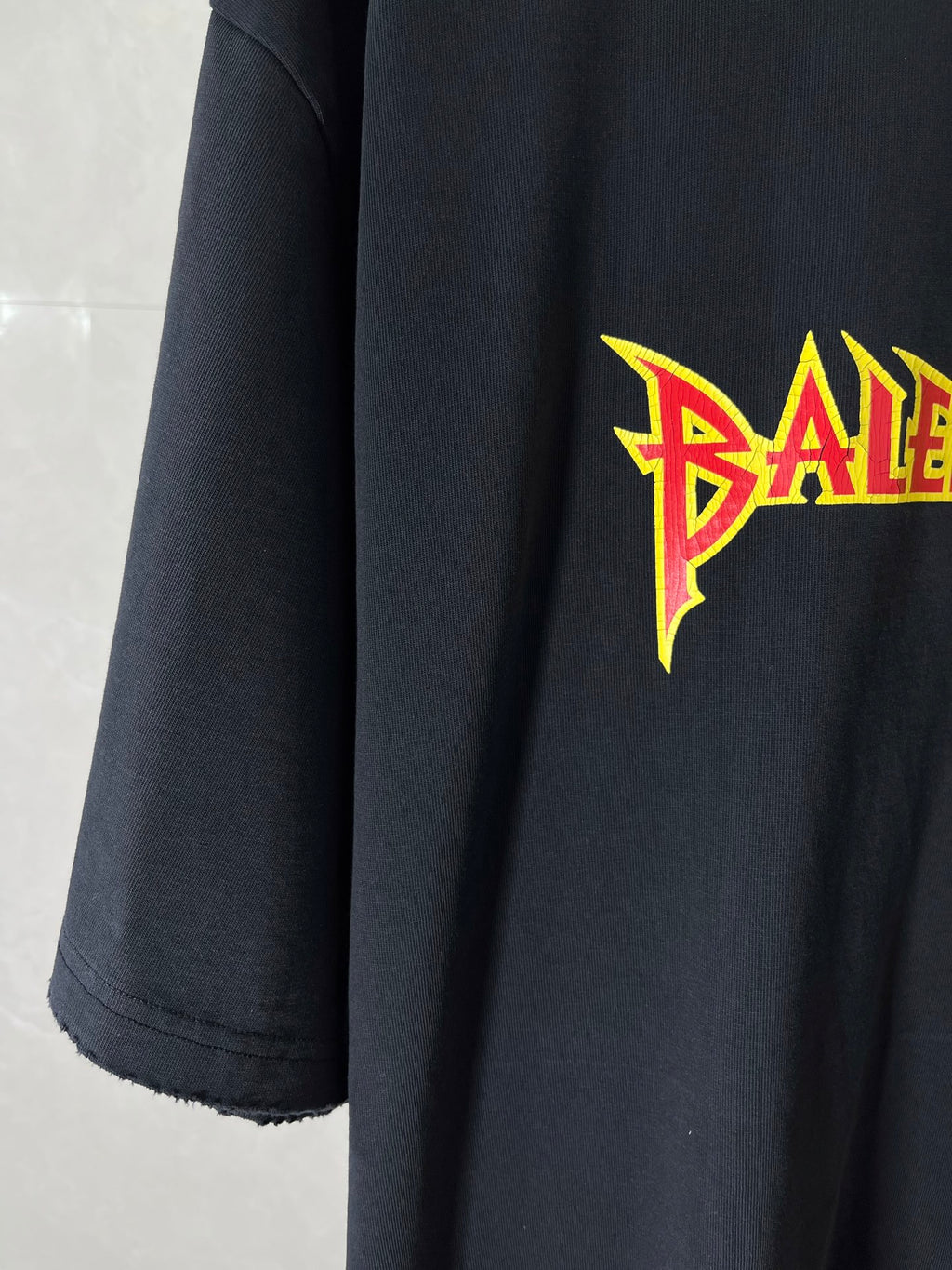 Short-sleeve T-shirt sleeve and chest area with partial Balenciaga logo print