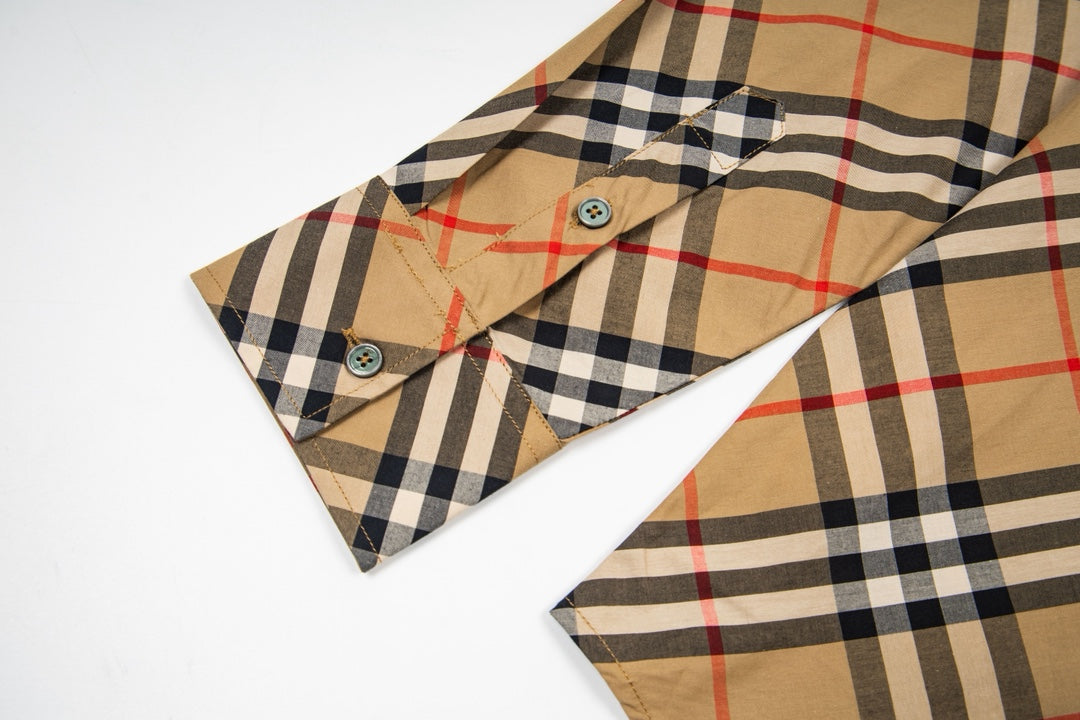 Plaid long-sleeve shirt collar and front buttons laid flat