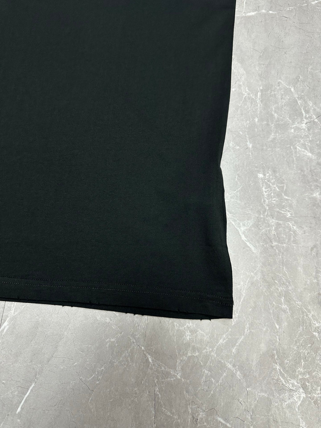 Black short-sleeve T-shirt bottom hem close-up