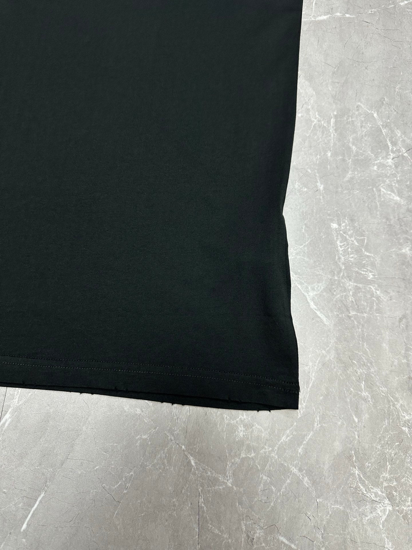 Black short-sleeve T-shirt bottom hem close-up