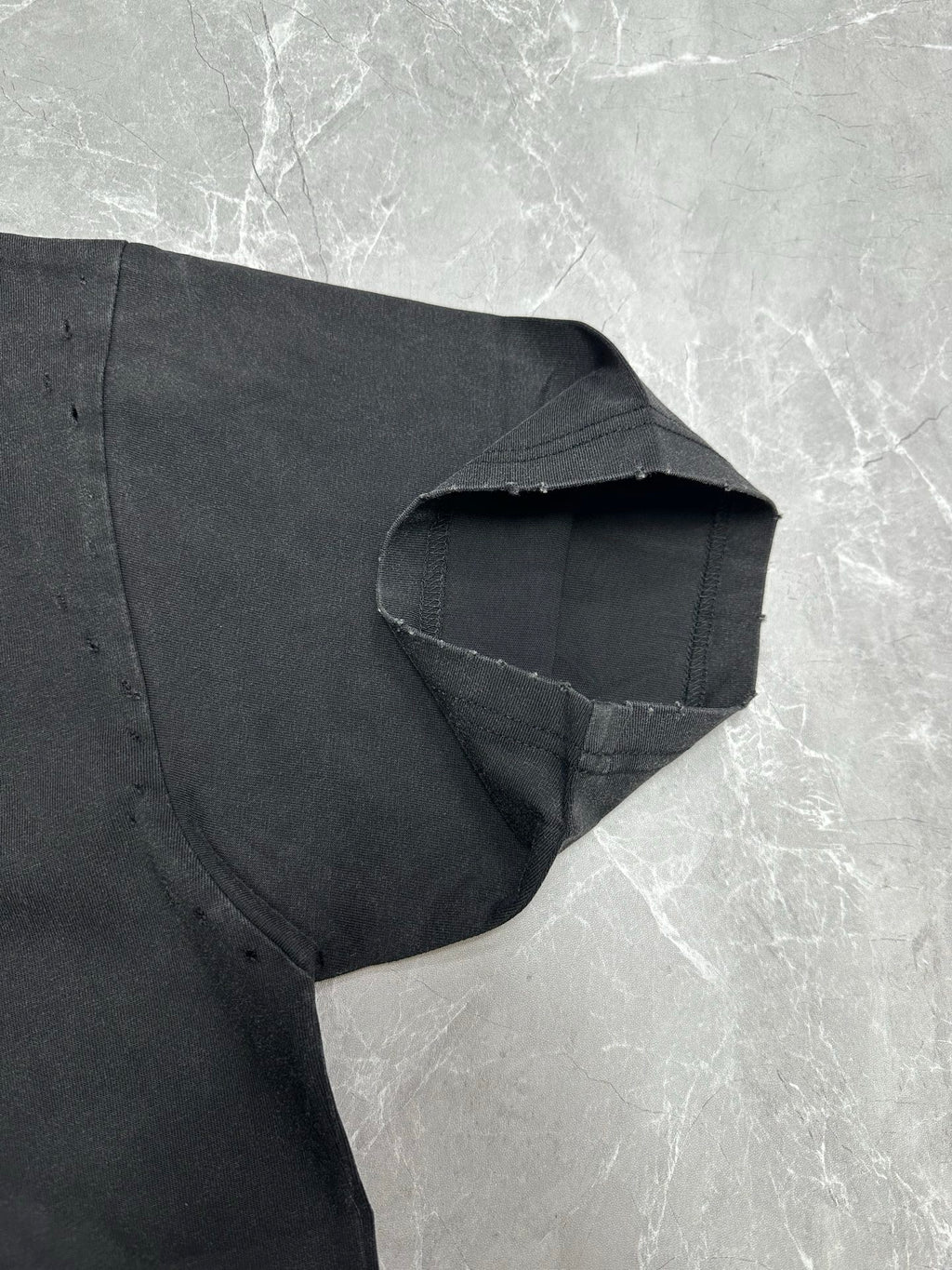 Dark gray short-sleeve T-shirt sleeve cuff and shoulder seam close-up