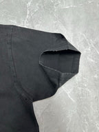 Dark gray short-sleeve T-shirt sleeve cuff and shoulder seam close-up