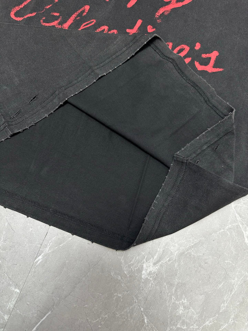 Dark gray short-sleeve T-shirt, folded bottom hem and side stitching