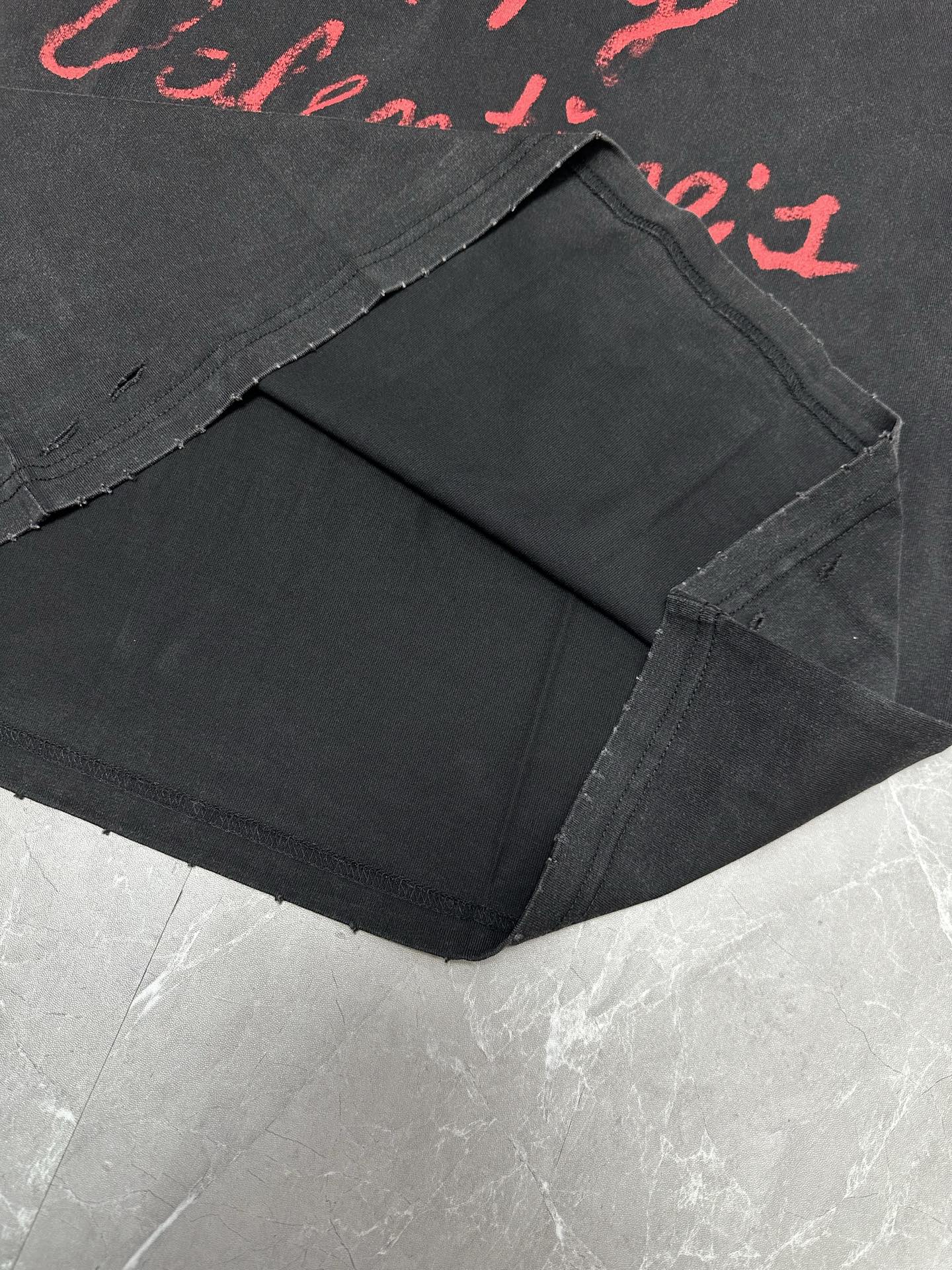 Dark gray short-sleeve T-shirt, folded bottom hem and side stitching